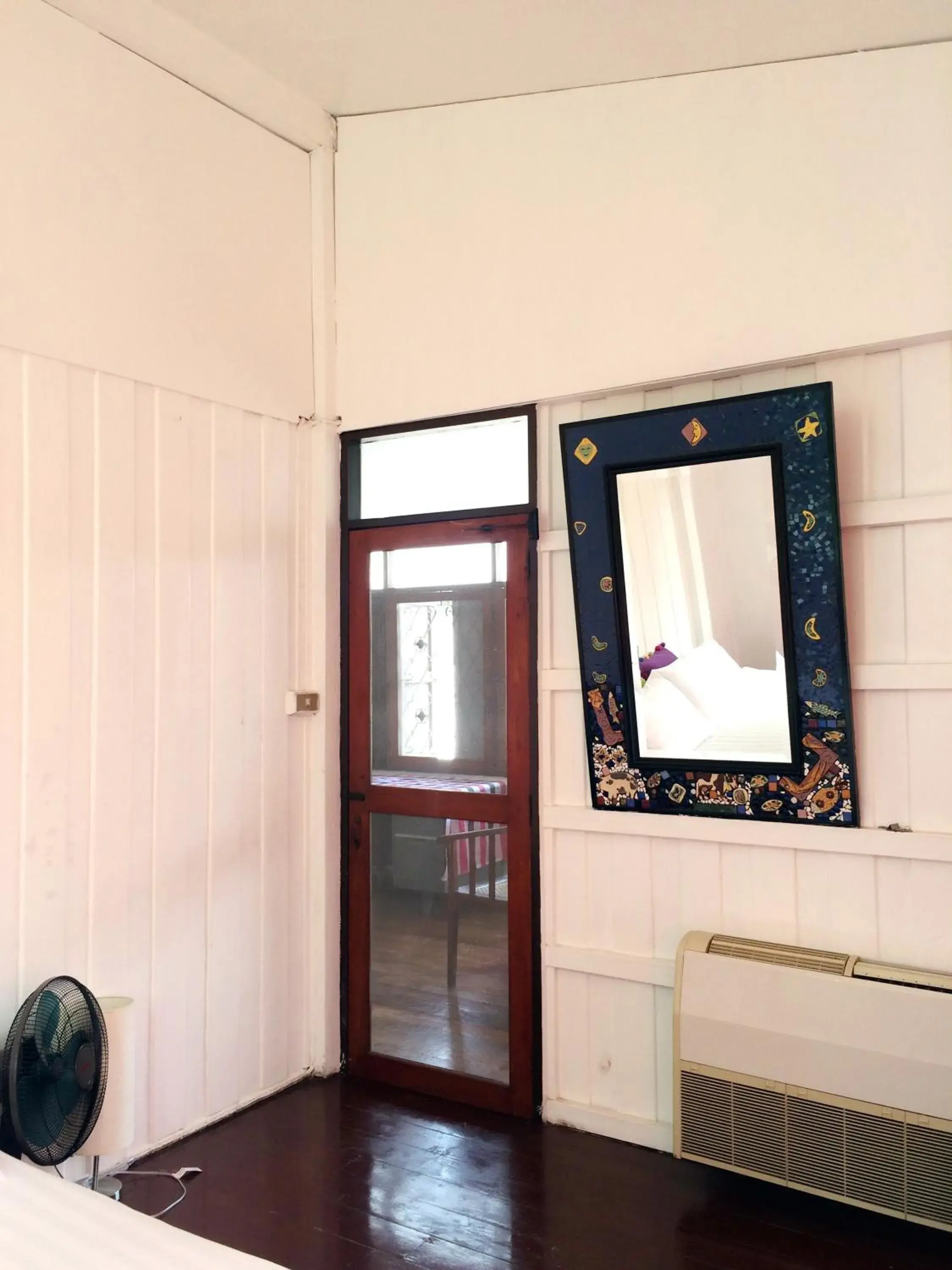 Photo of the whole room in Many Trees Photo of the whole room in Many Trees