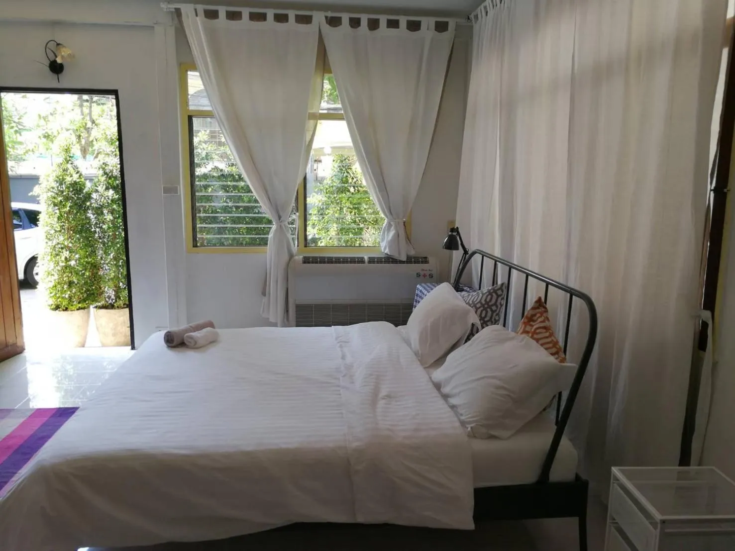 Photo of the whole room in Many Trees