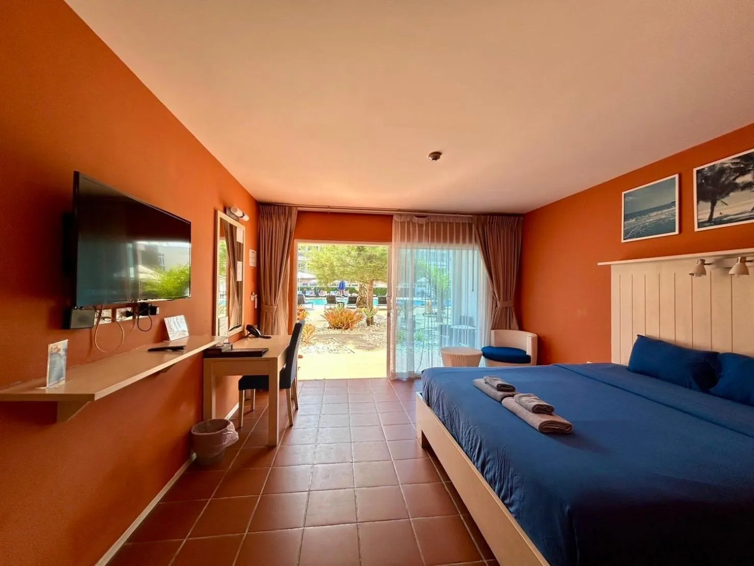 Bedroom, Bed in GrandBlue Resort & Beachclub