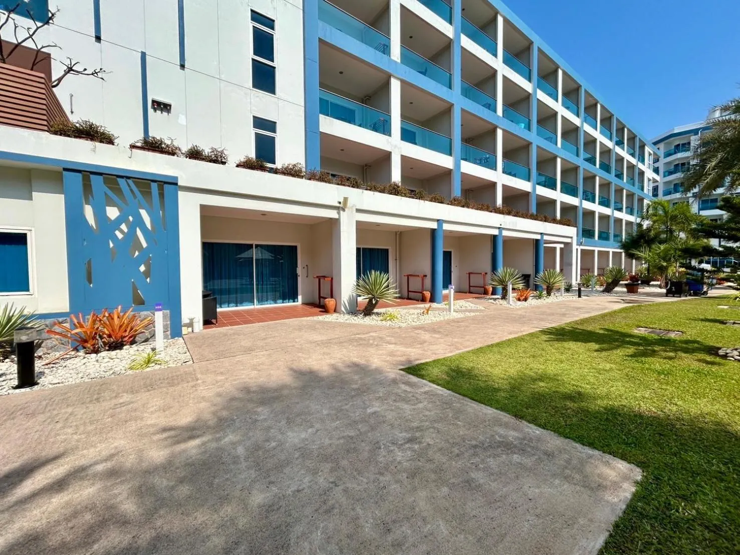 GrandBlue Resort & Beachclub