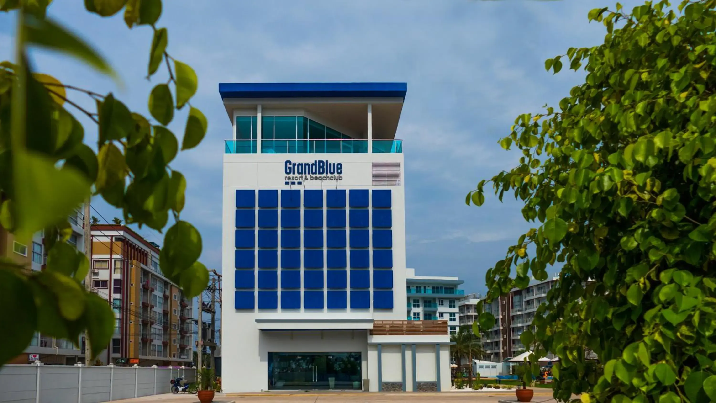 Facade/entrance in GrandBlue Resort & Beachclub Facade/entrance in GrandBlue Resort & Beachclub