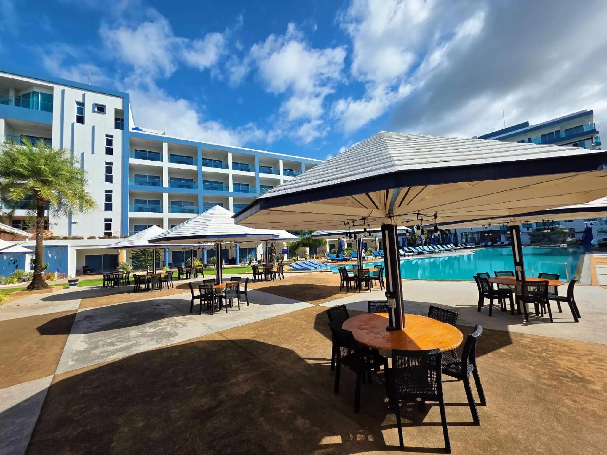 Restaurant/places to eat in GrandBlue Resort & Beachclub