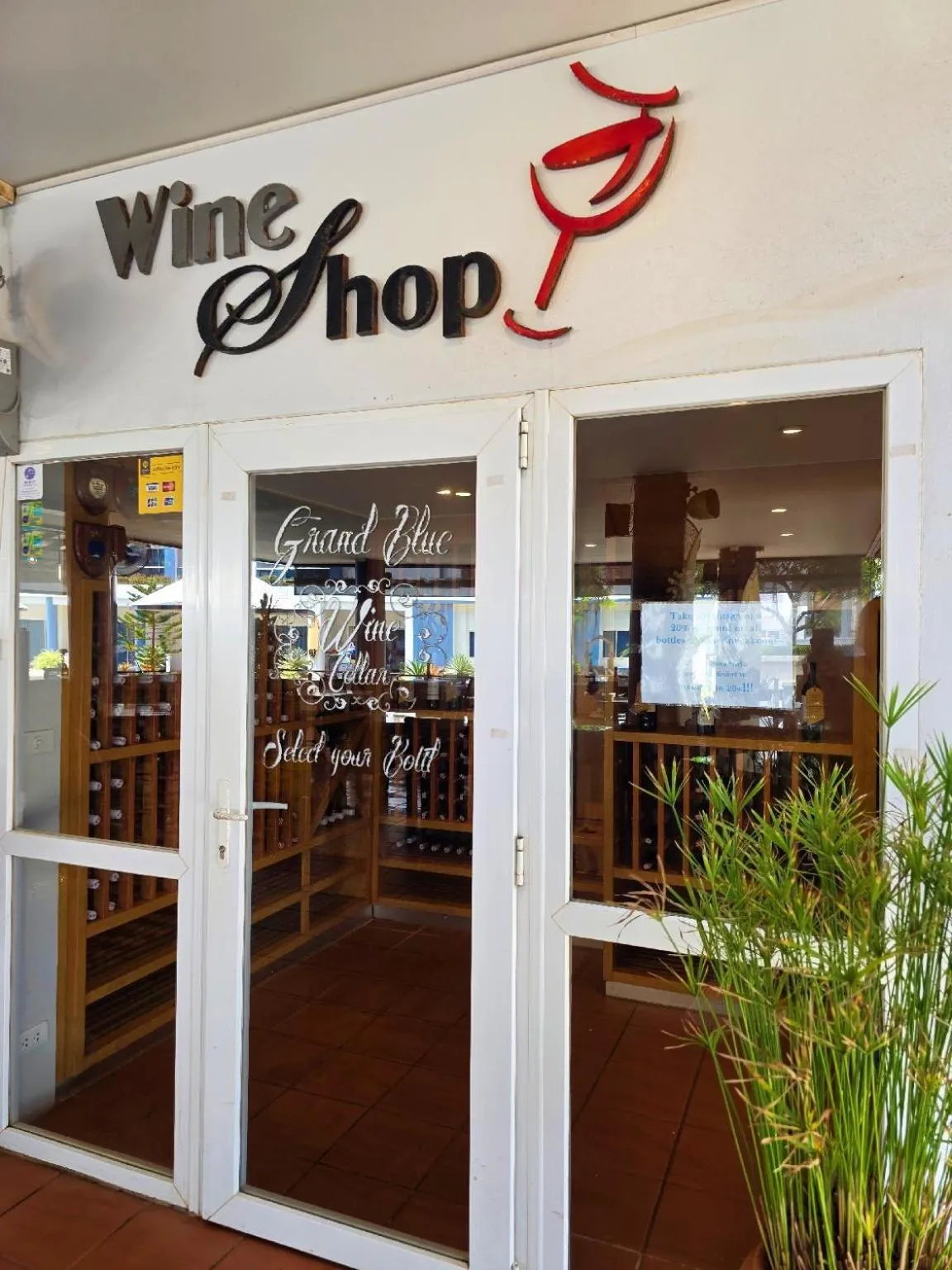 Restaurant/places to eat in GrandBlue Resort & Beachclub