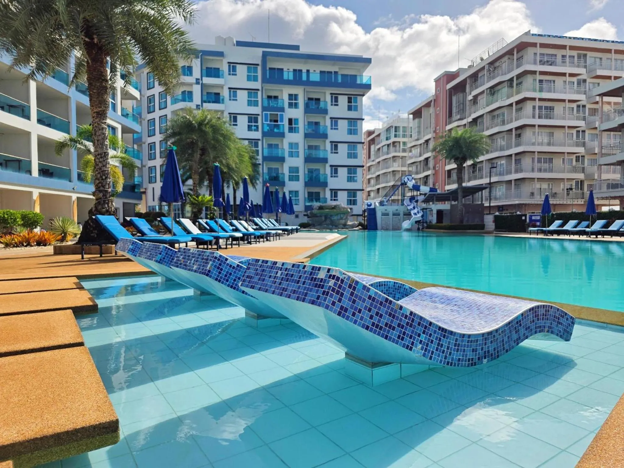 Swimming pool in GrandBlue Resort & Beachclub