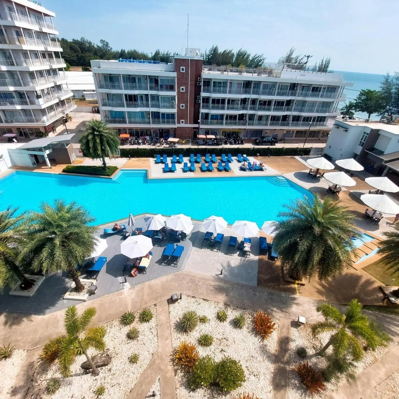 GrandBlue Resort & Beachclub