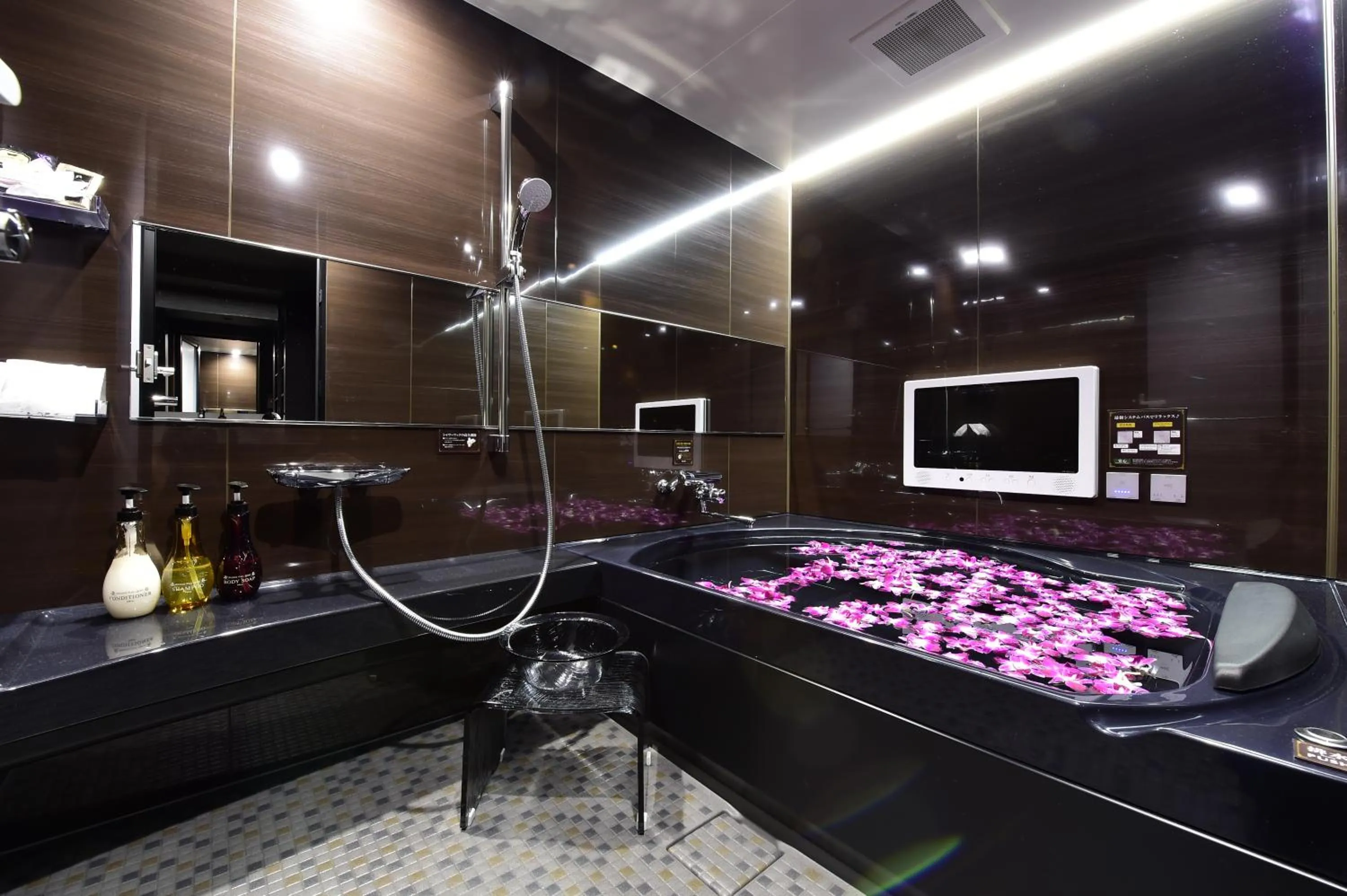 Shower in Hotel Bali An Resort Shinsaibashi Near Dotonbori