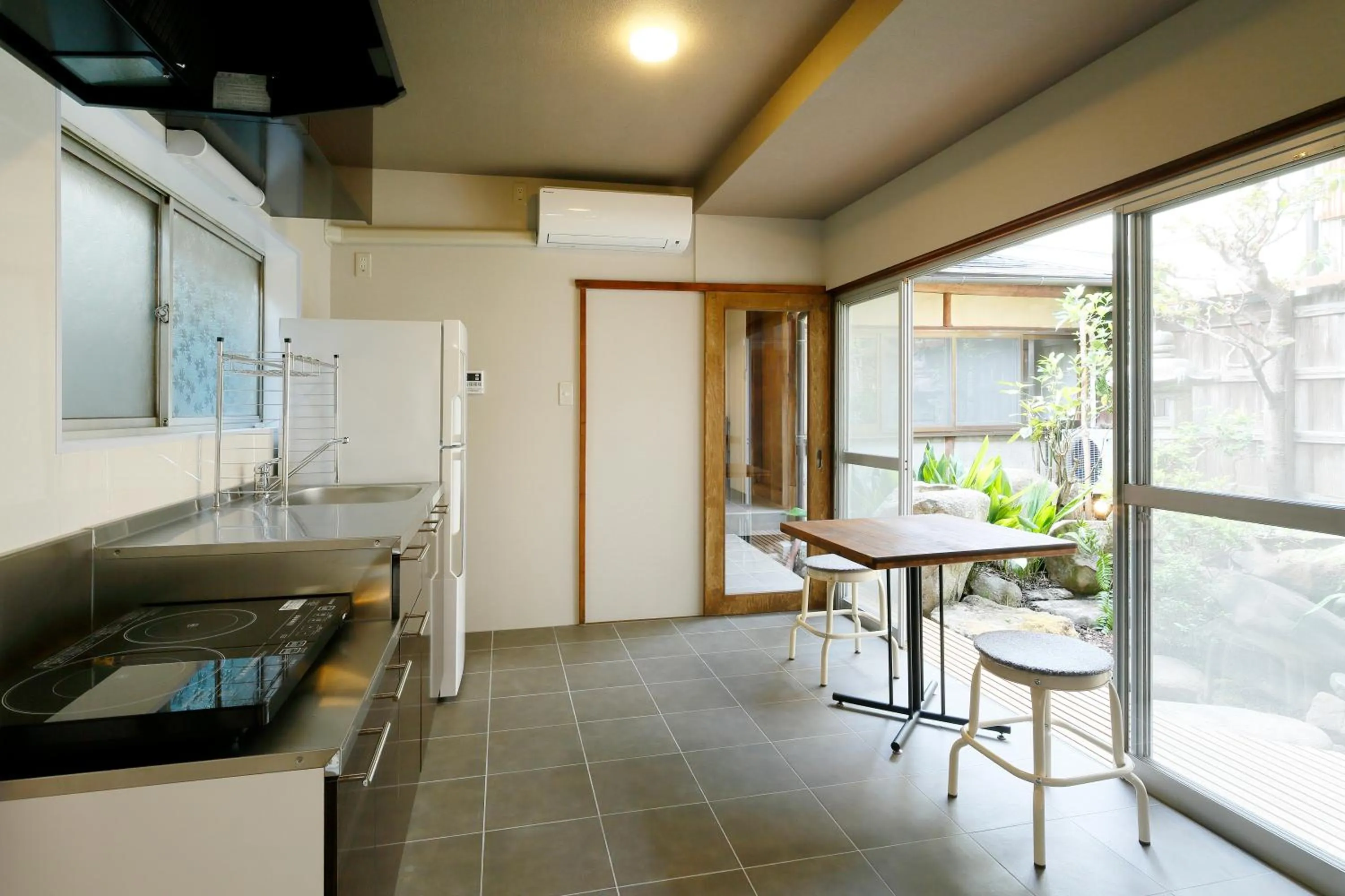 Communal kitchen in Nara Guesthouse Kamunabi