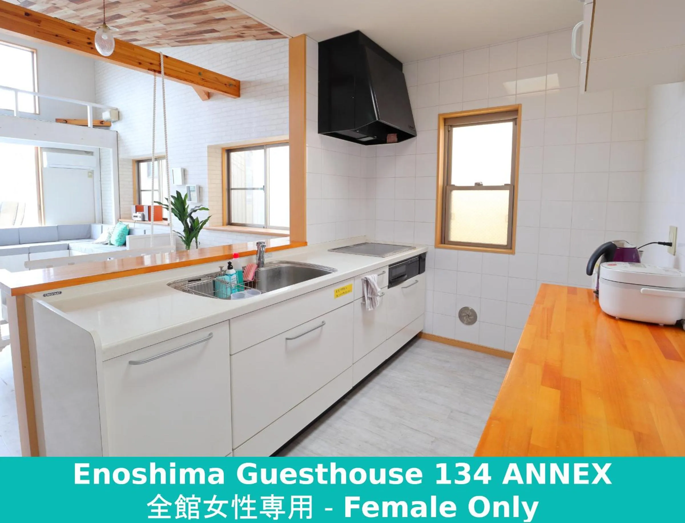 Communal kitchen in Enoshima Guest House 134