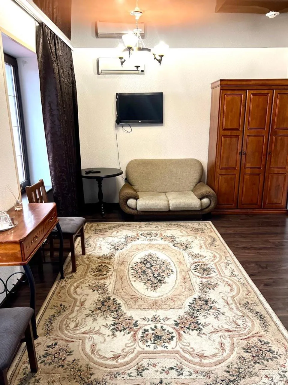 Seating area, Bed in Maximus hotel