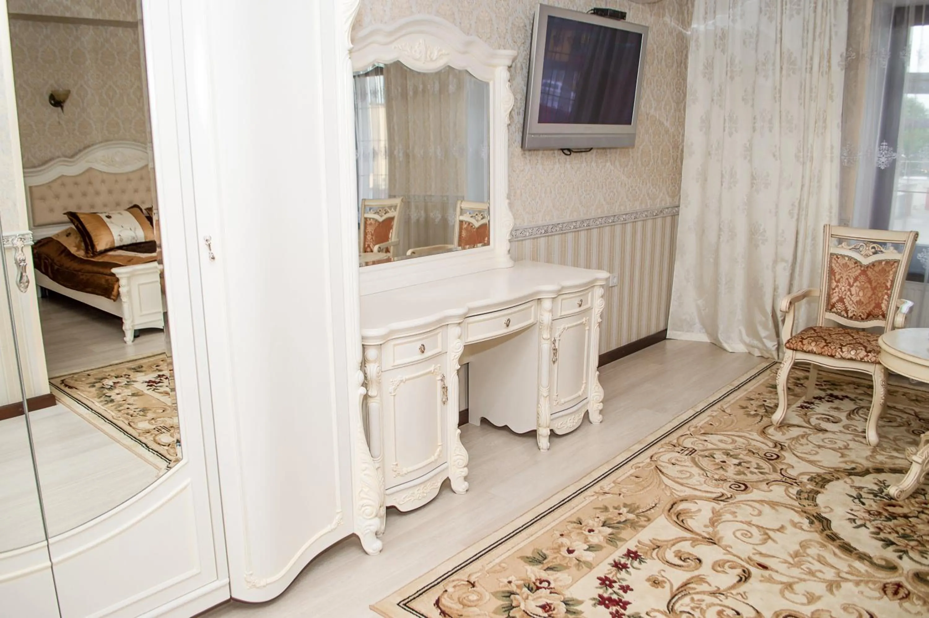 wardrobe, Bed in Maximus hotel