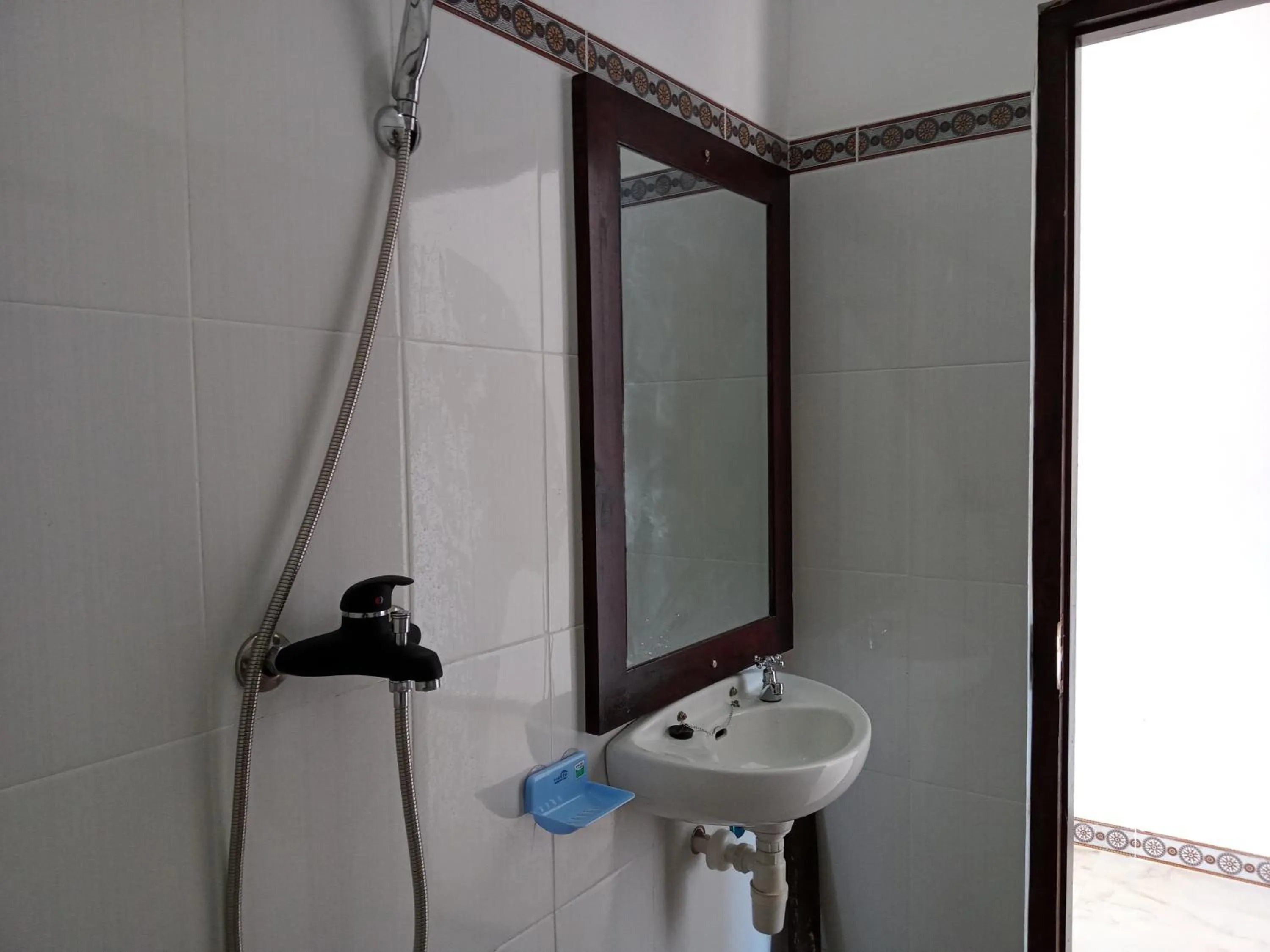 Toilet in Aris Homestay and Warung Made