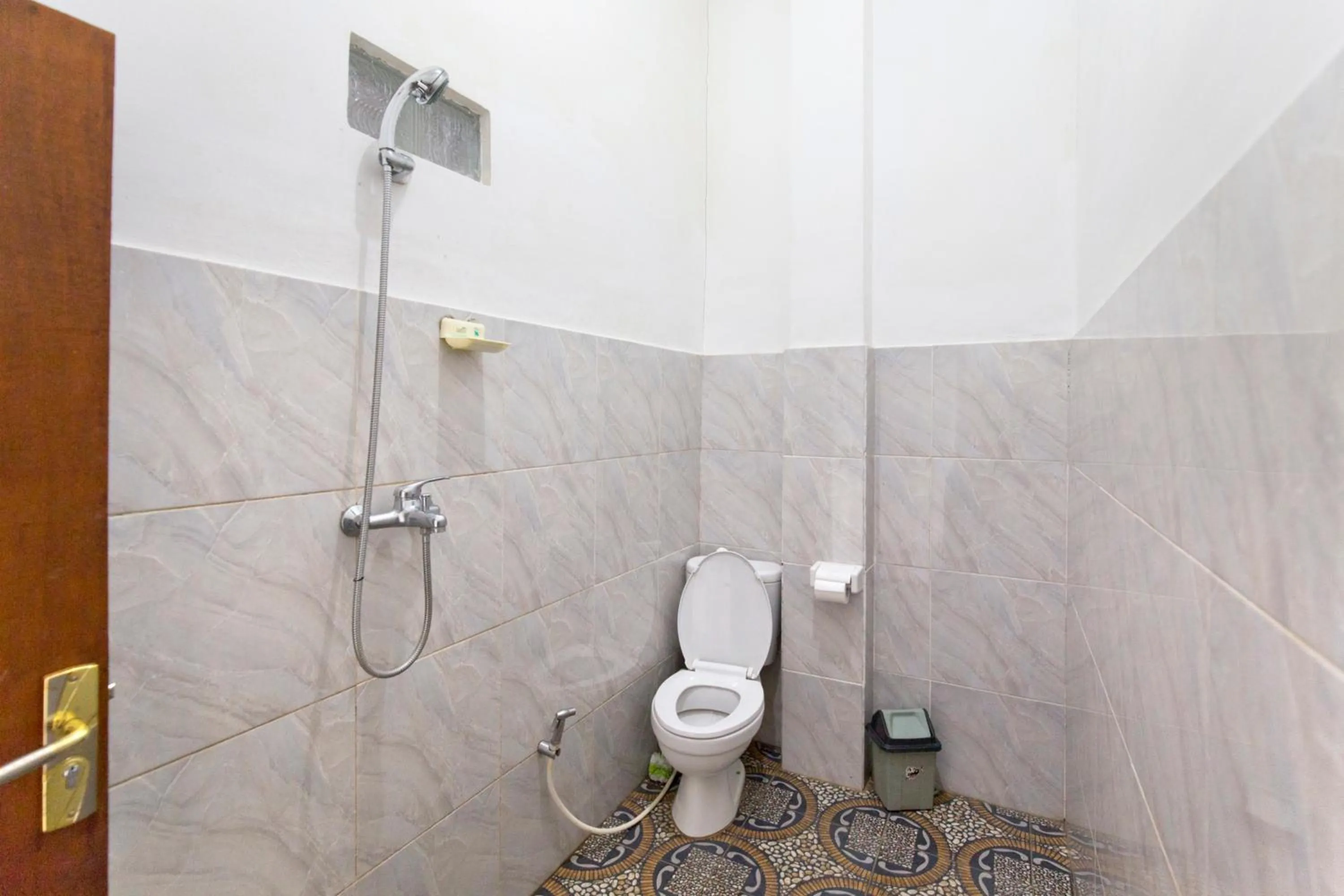 Toilet in Aris Homestay and Warung Made