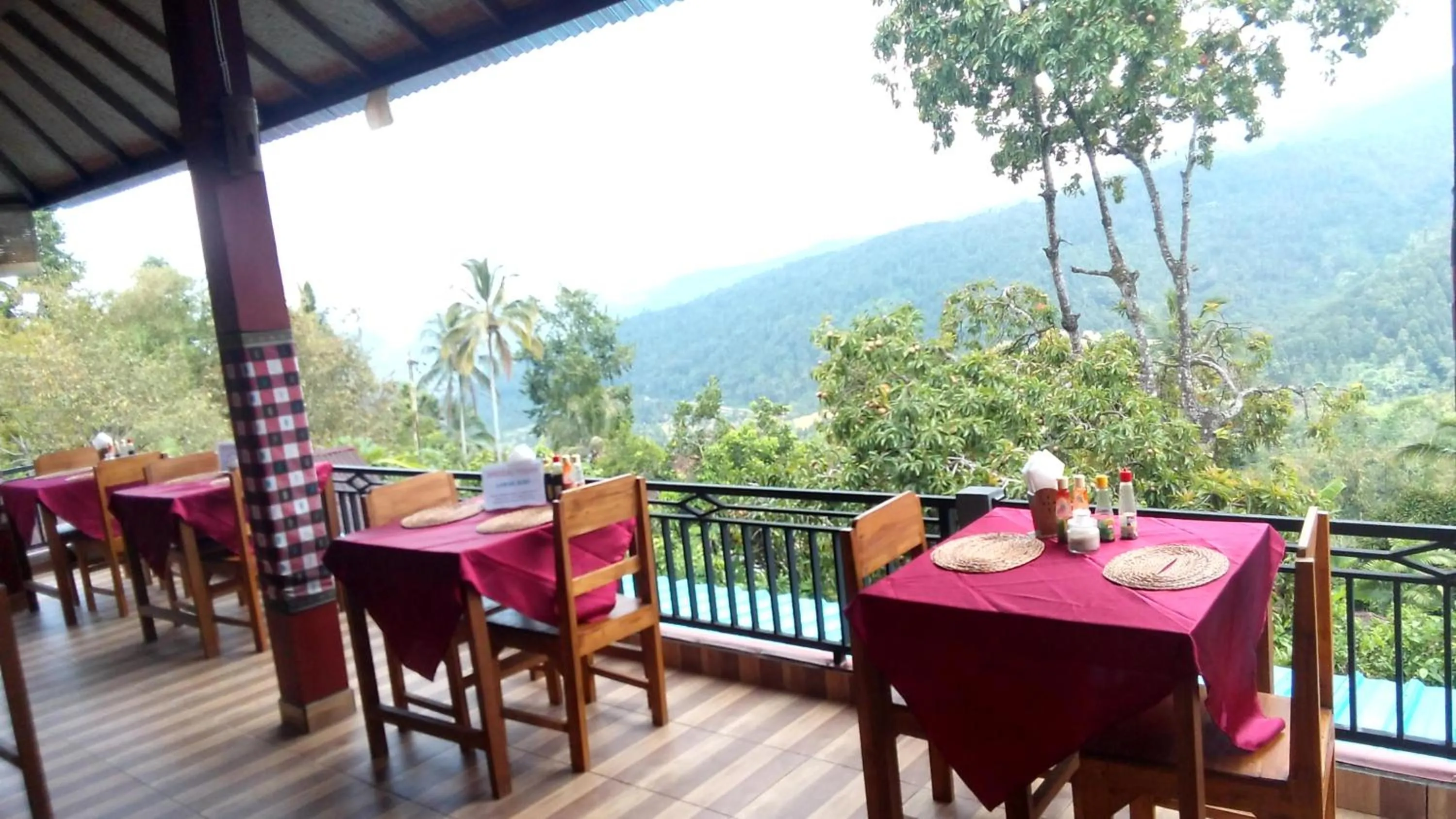 Restaurant/places to eat in Aris Homestay and Warung Made