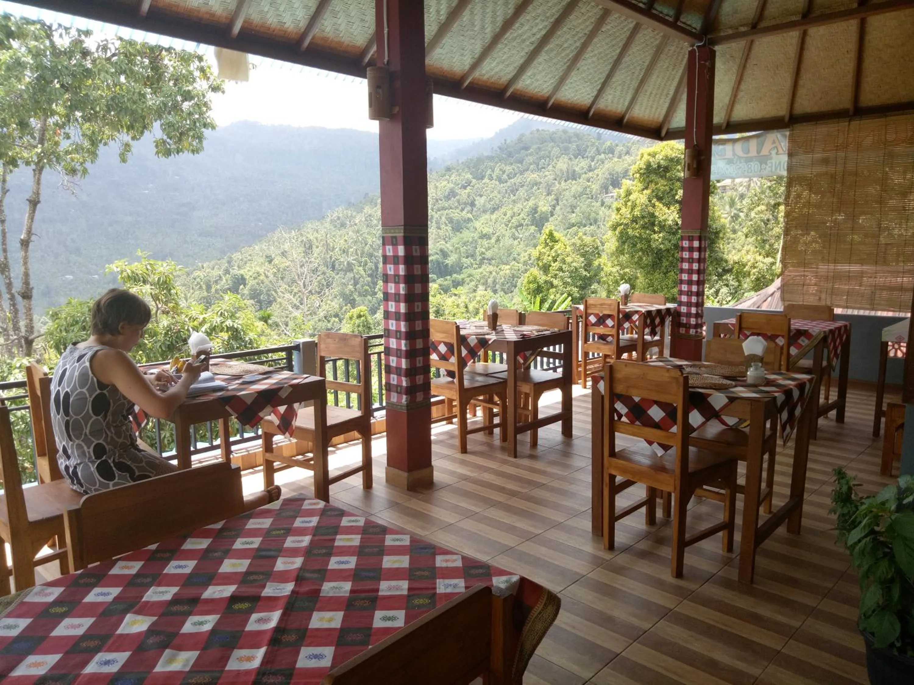 Restaurant/places to eat in Aris Homestay and Warung Made
