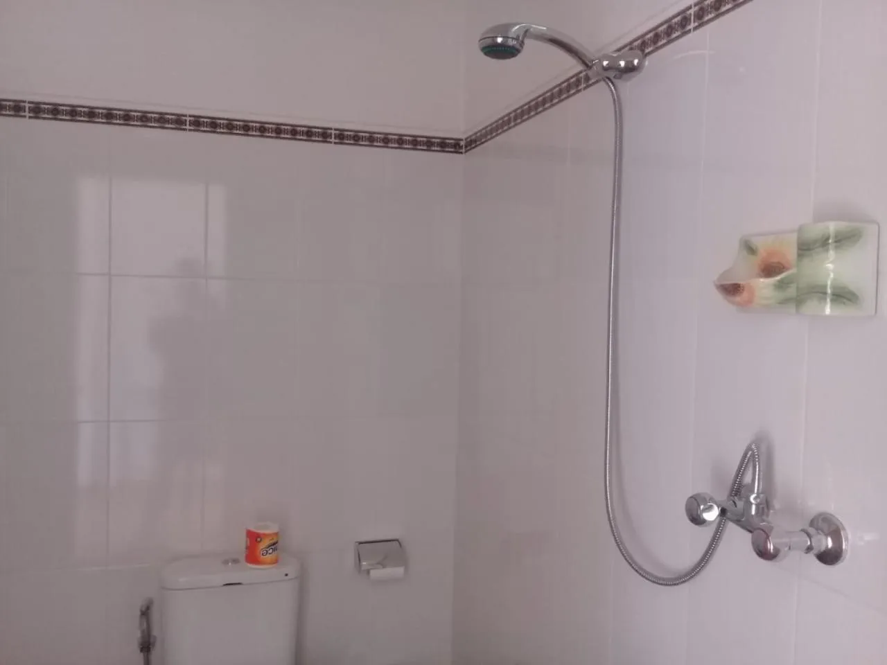 Shower in Aris Homestay and Warung Made