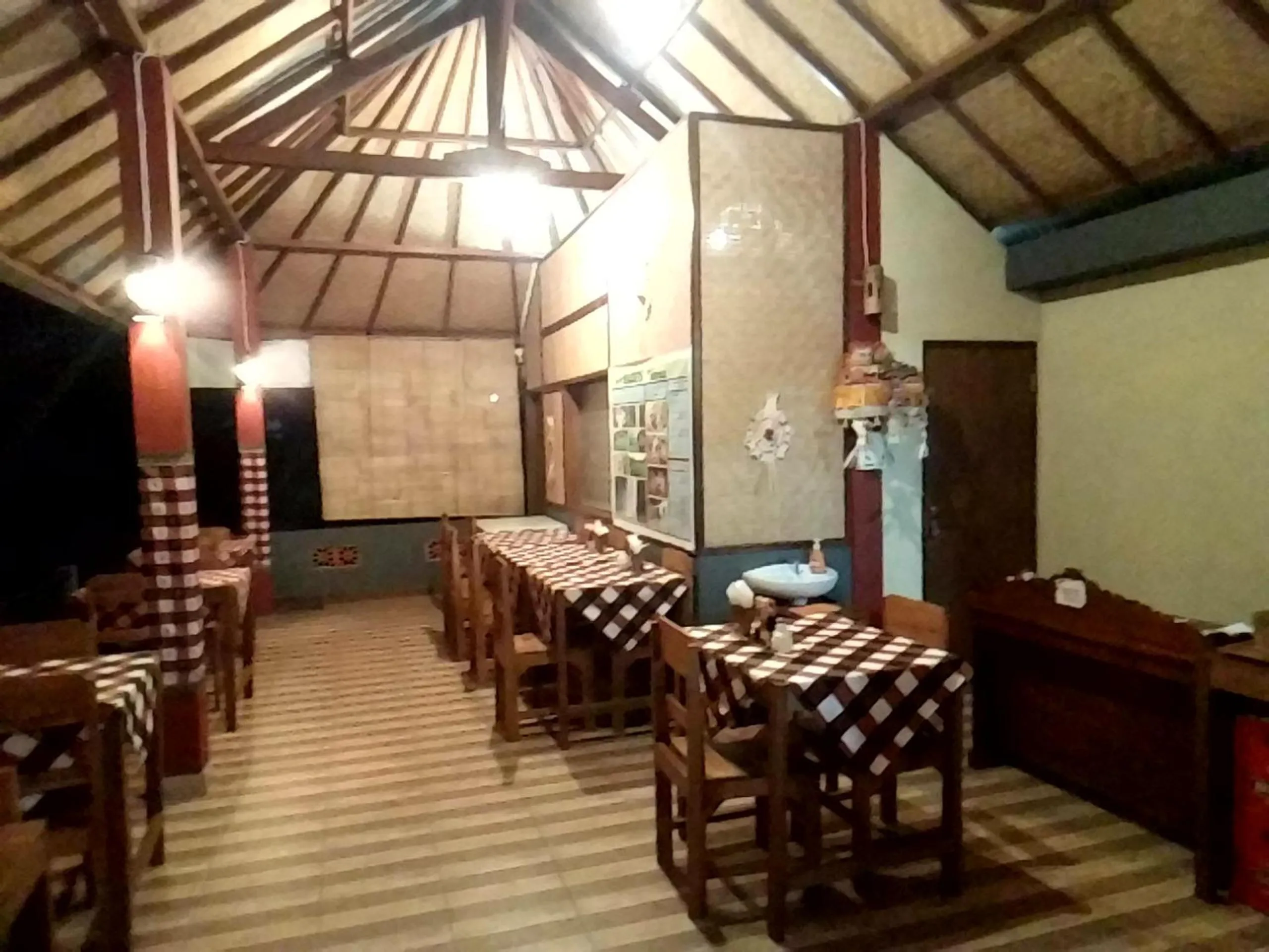 Restaurant/places to eat in Aris Homestay and Warung Made