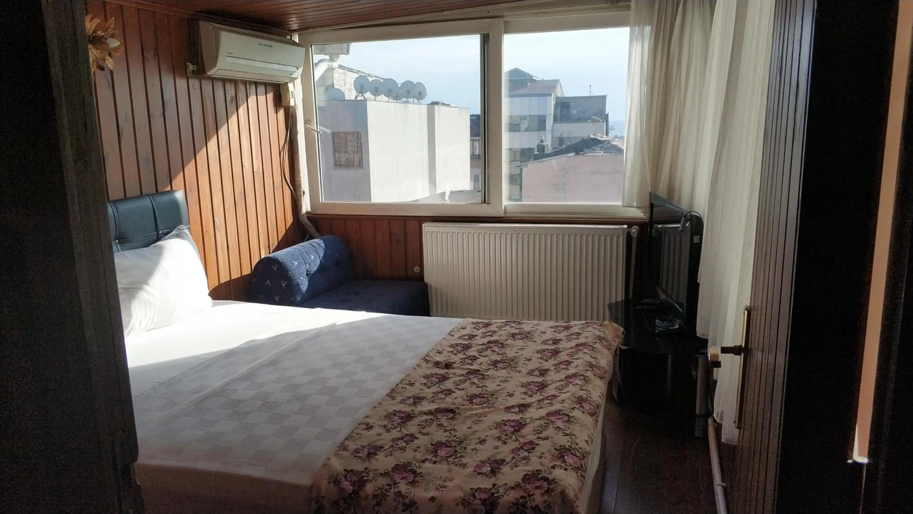 Photo of the whole room, Bed in Hotel Akkus