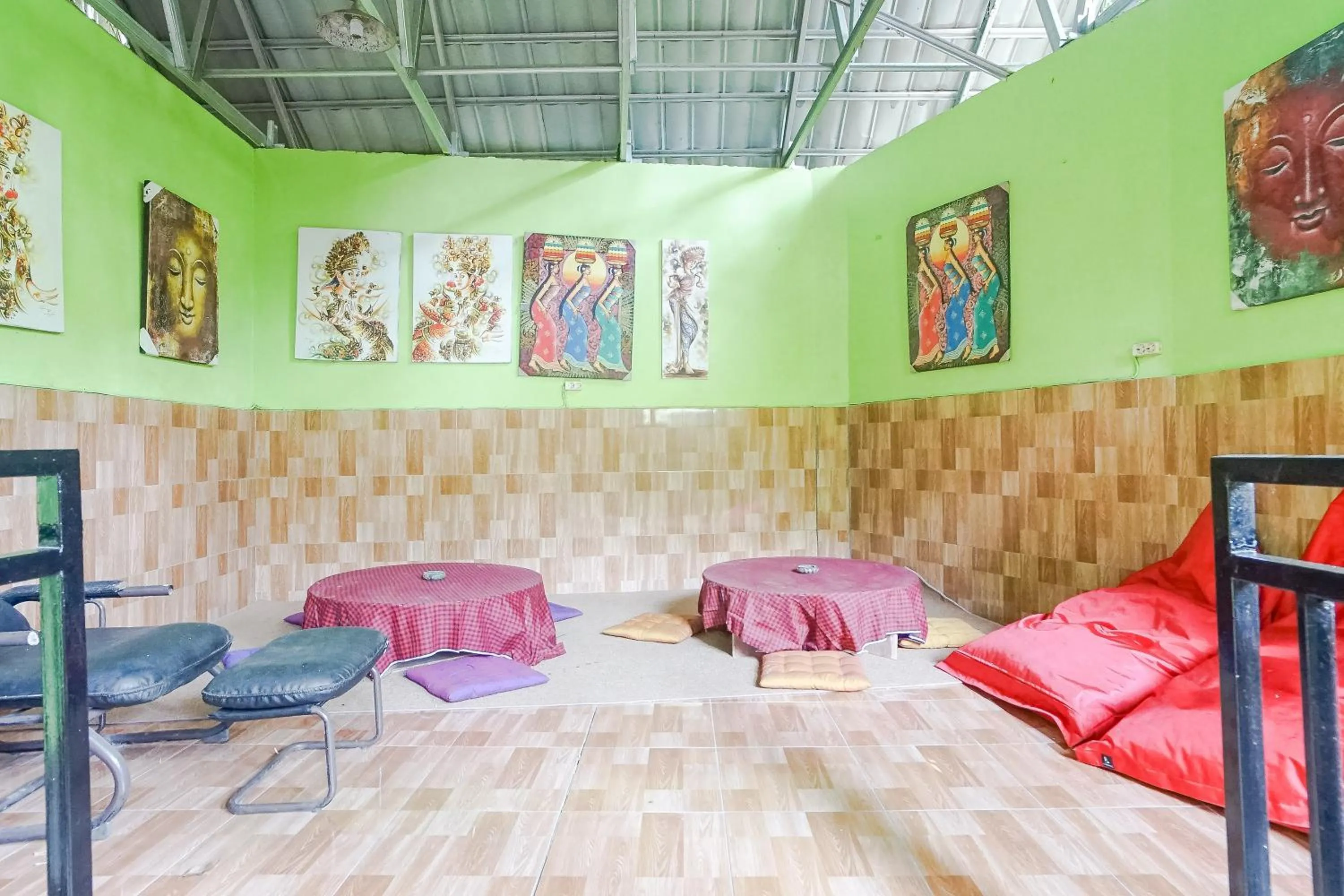 Living room in Green View Ubud Hostel Bali