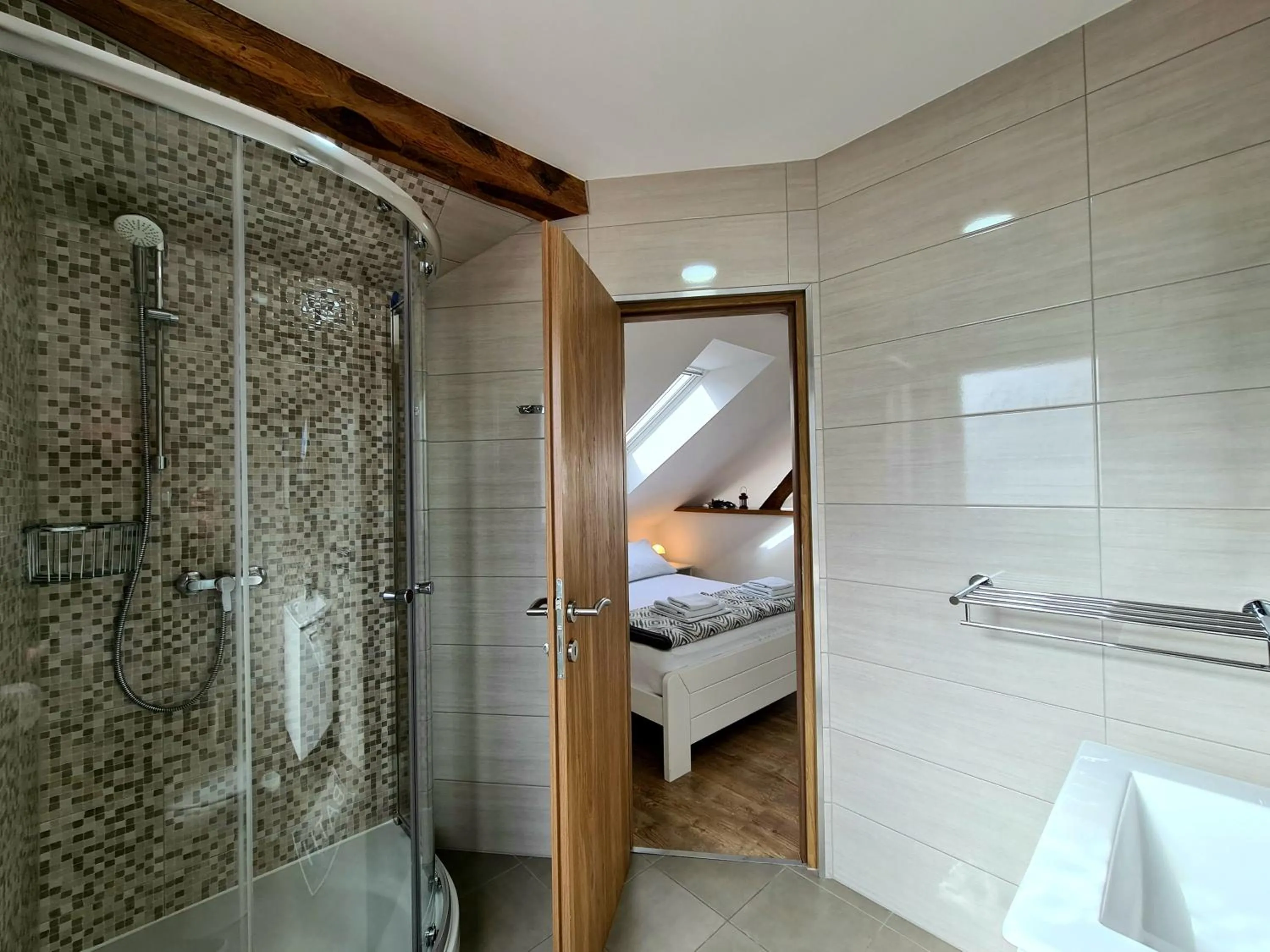 Shower, Bed in Rooms Garden