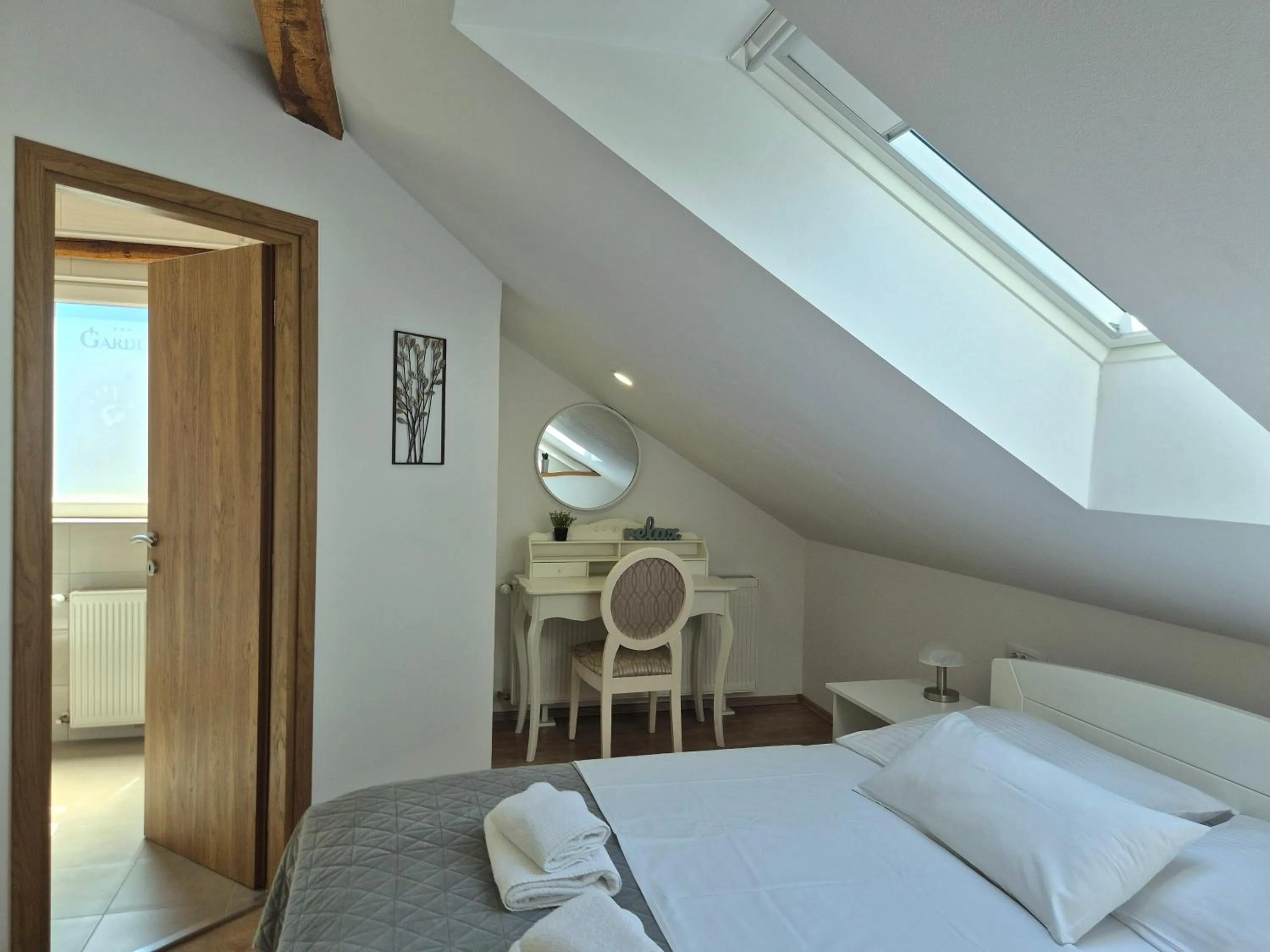 Bed in Rooms Garden