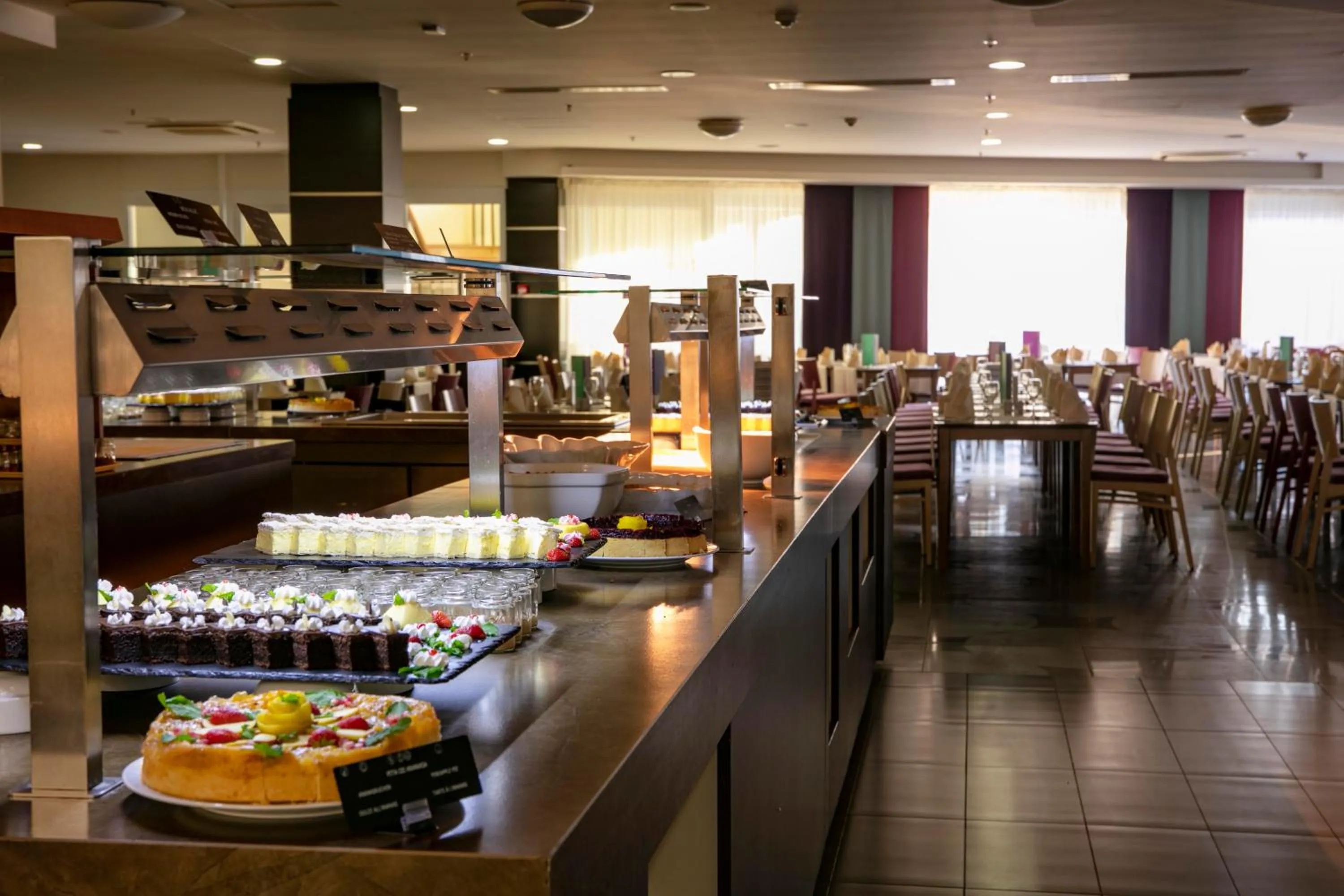 Restaurant/places to eat in Hotel Aurora