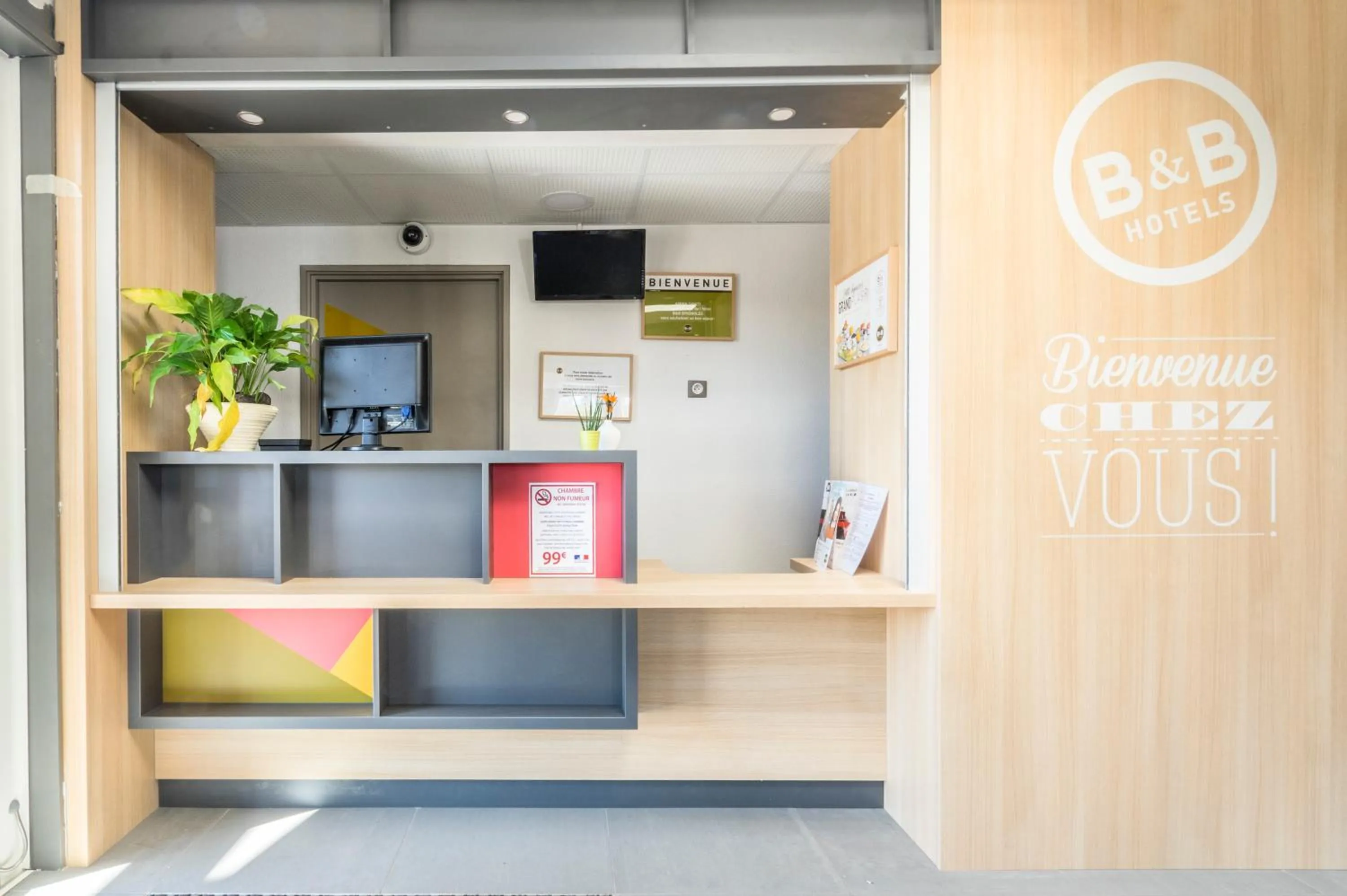 Lobby or reception in B&B HOTEL Brignoles