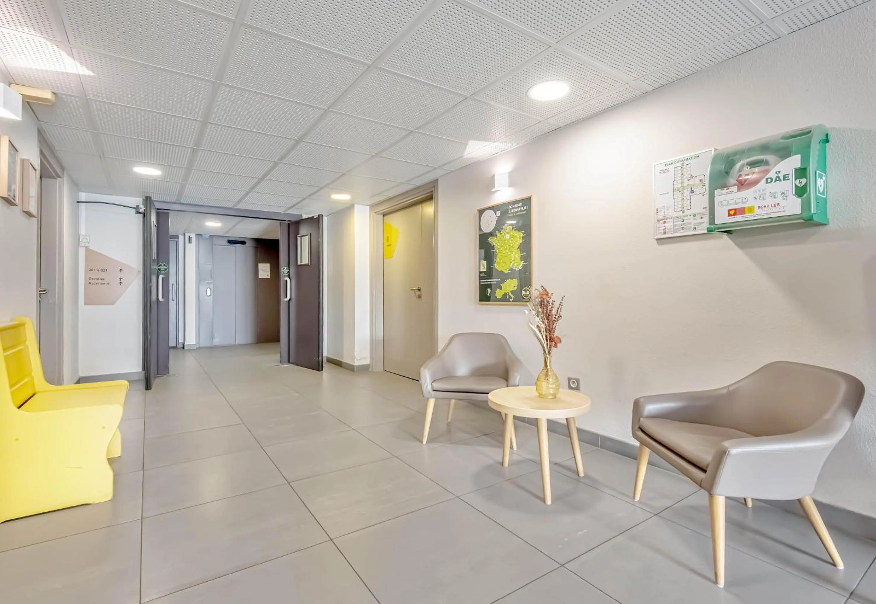 Seating area in B&B HOTEL Brignoles