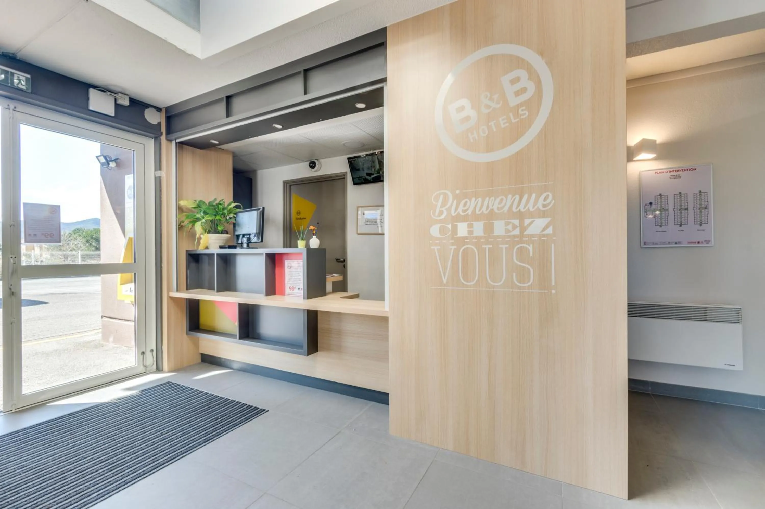 Lobby or reception in B&B HOTEL Brignoles