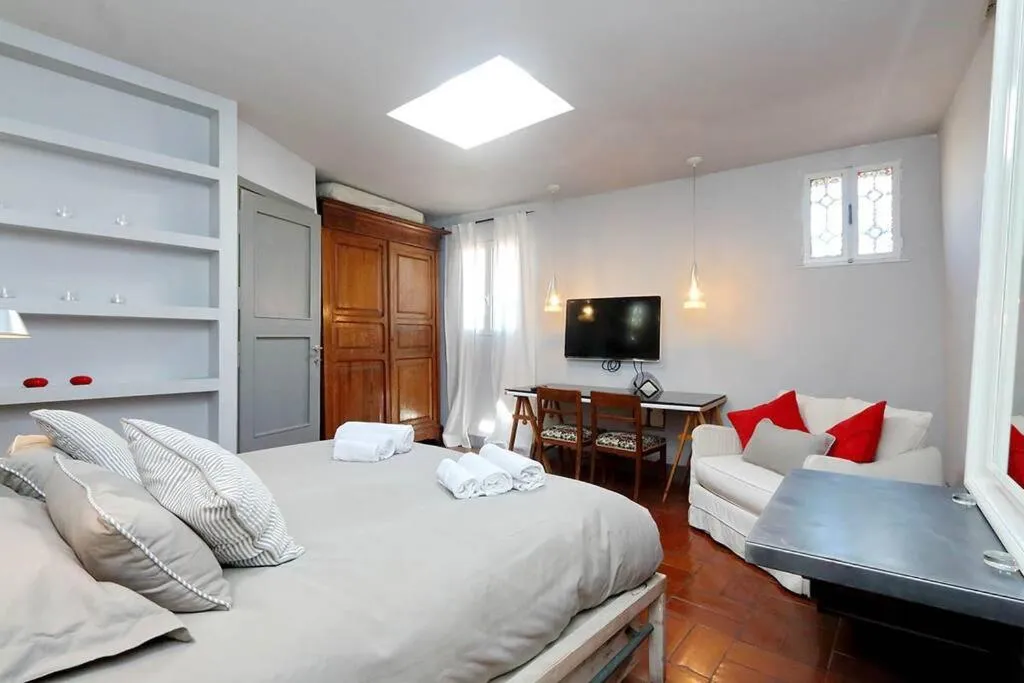 Bed in Spectacular Luxury Flat in Trastevere