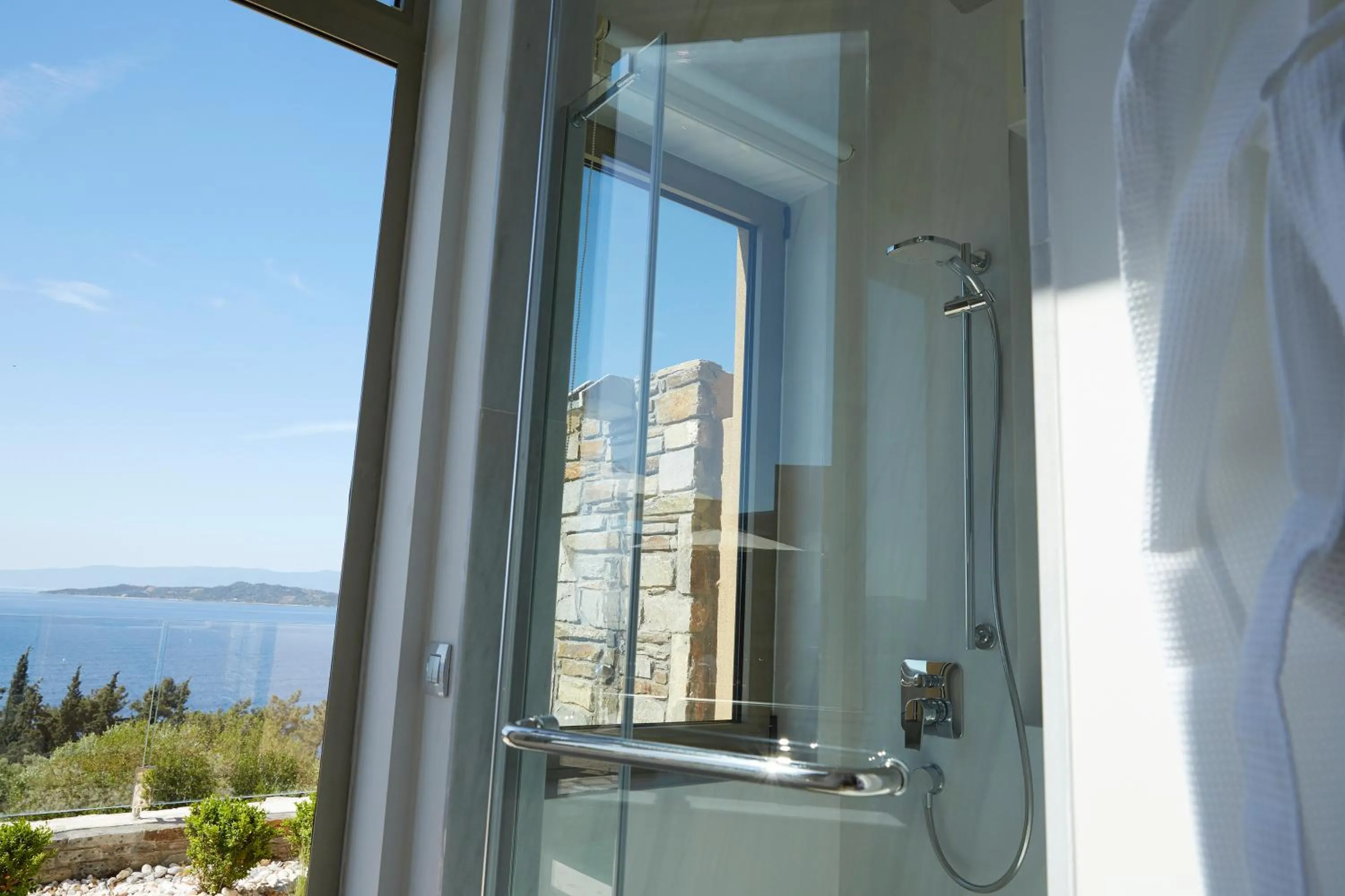 Shower in Eagles Villas - Small Luxury Hotels of The World