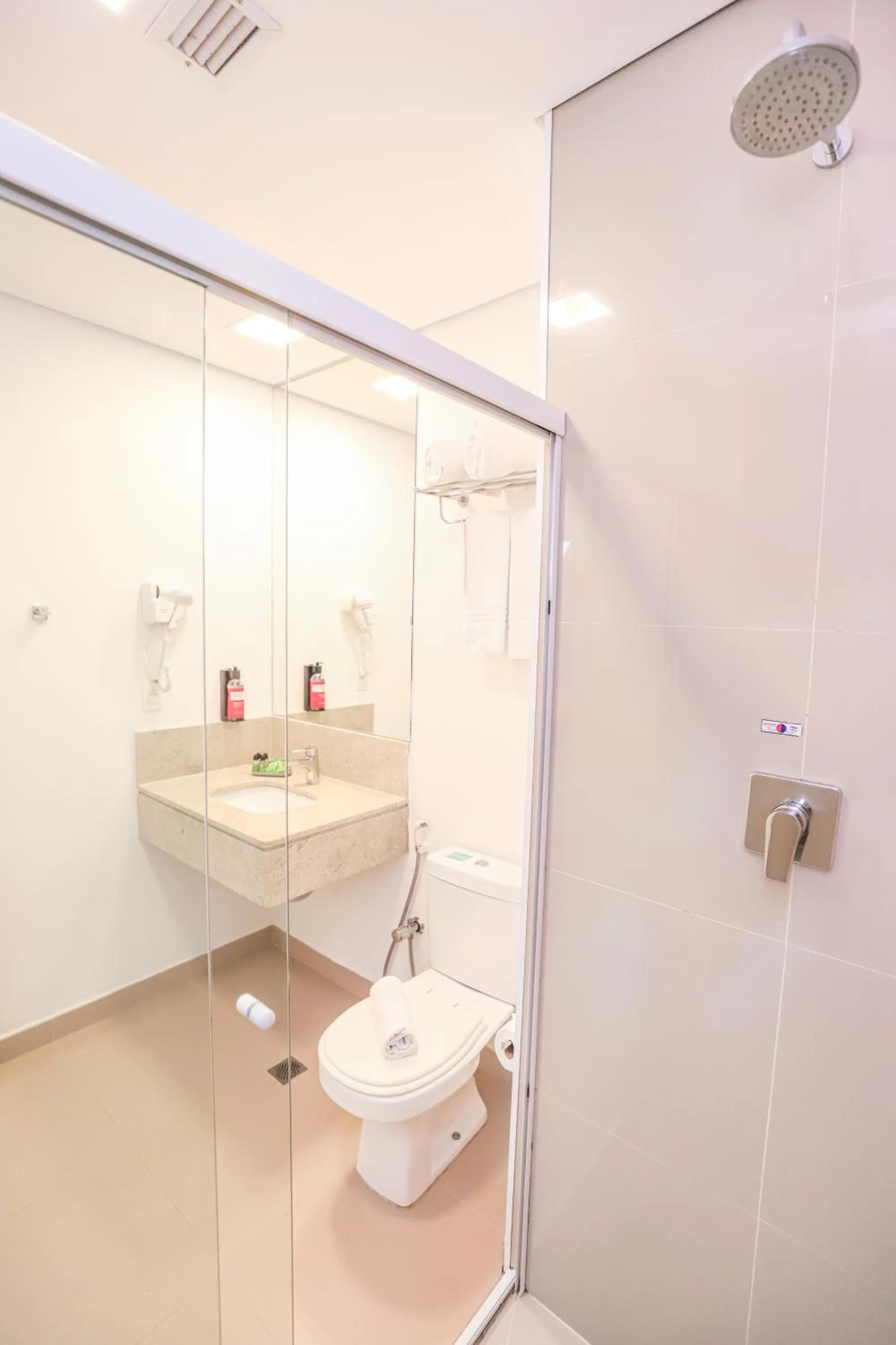 Bathroom in Ramada by Wyndham Campinas Viracopos