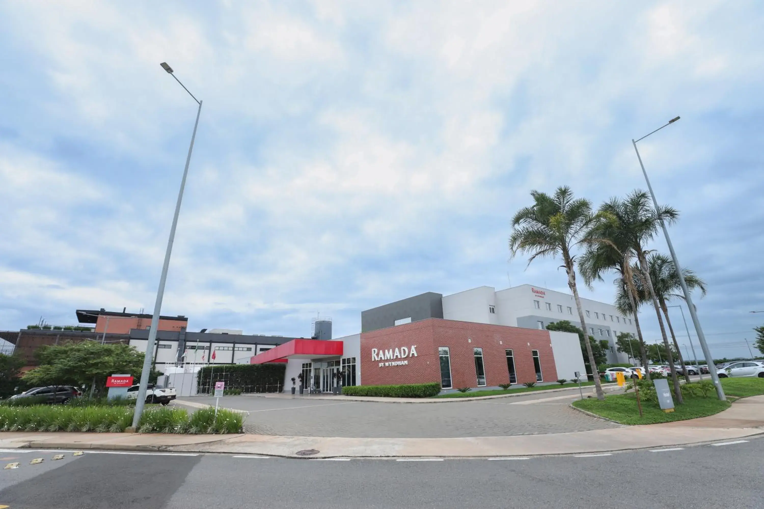 Property building in Ramada by Wyndham Campinas Viracopos Property building in Ramada by Wyndham Campinas Viracopos