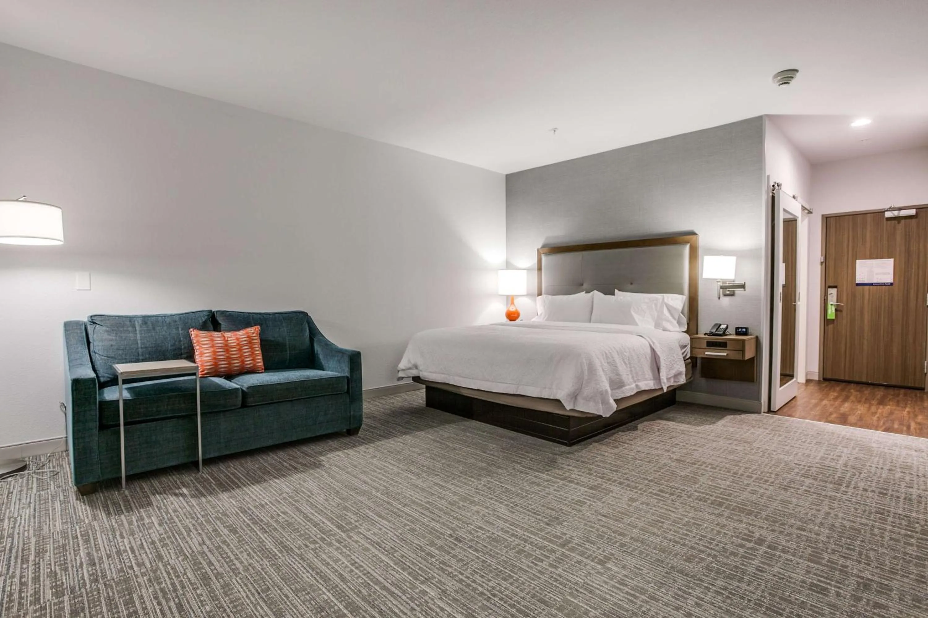 Bed in Hampton Inn & Suites Dallas-Central Expy/North Park Area
