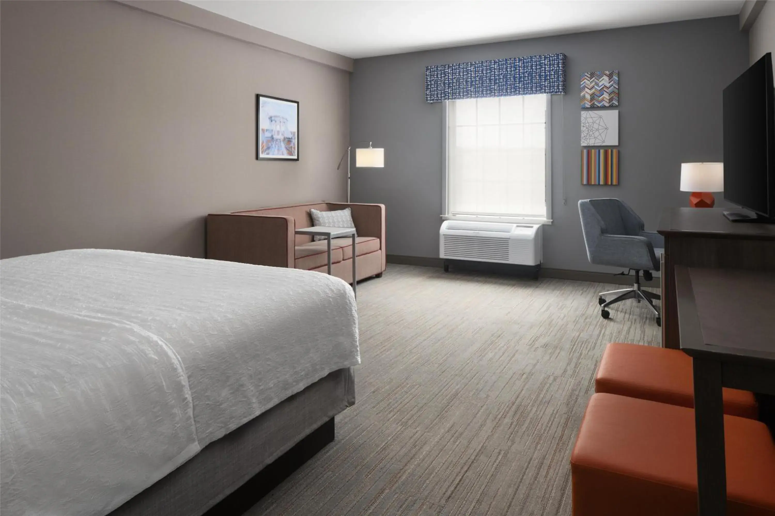 Living room, Bed in Hampton Inn & Suites Yonkers - Westchester Living room, Bed in Hampton Inn & Suites Yonkers - Westchester