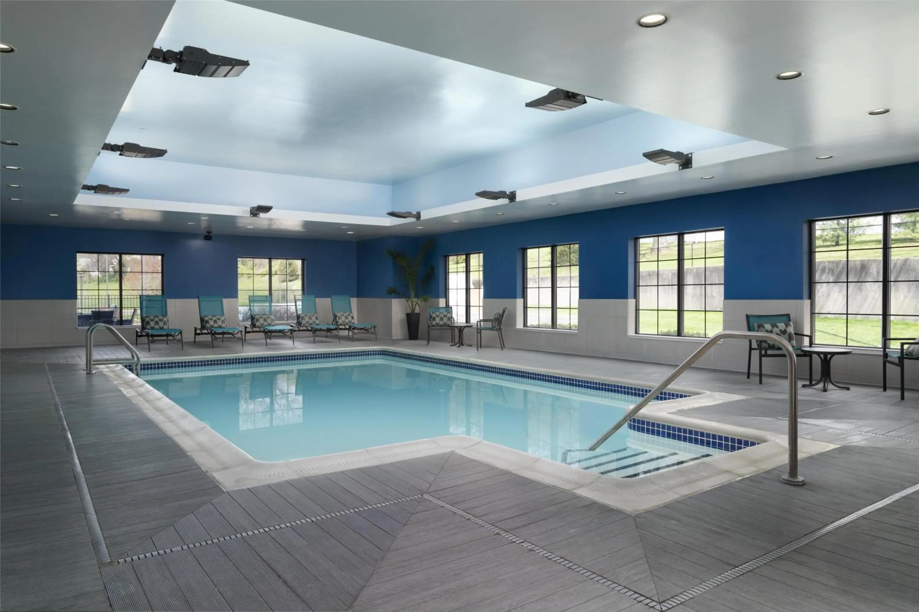 Pool view in Hampton Inn & Suites Yonkers - Westchester