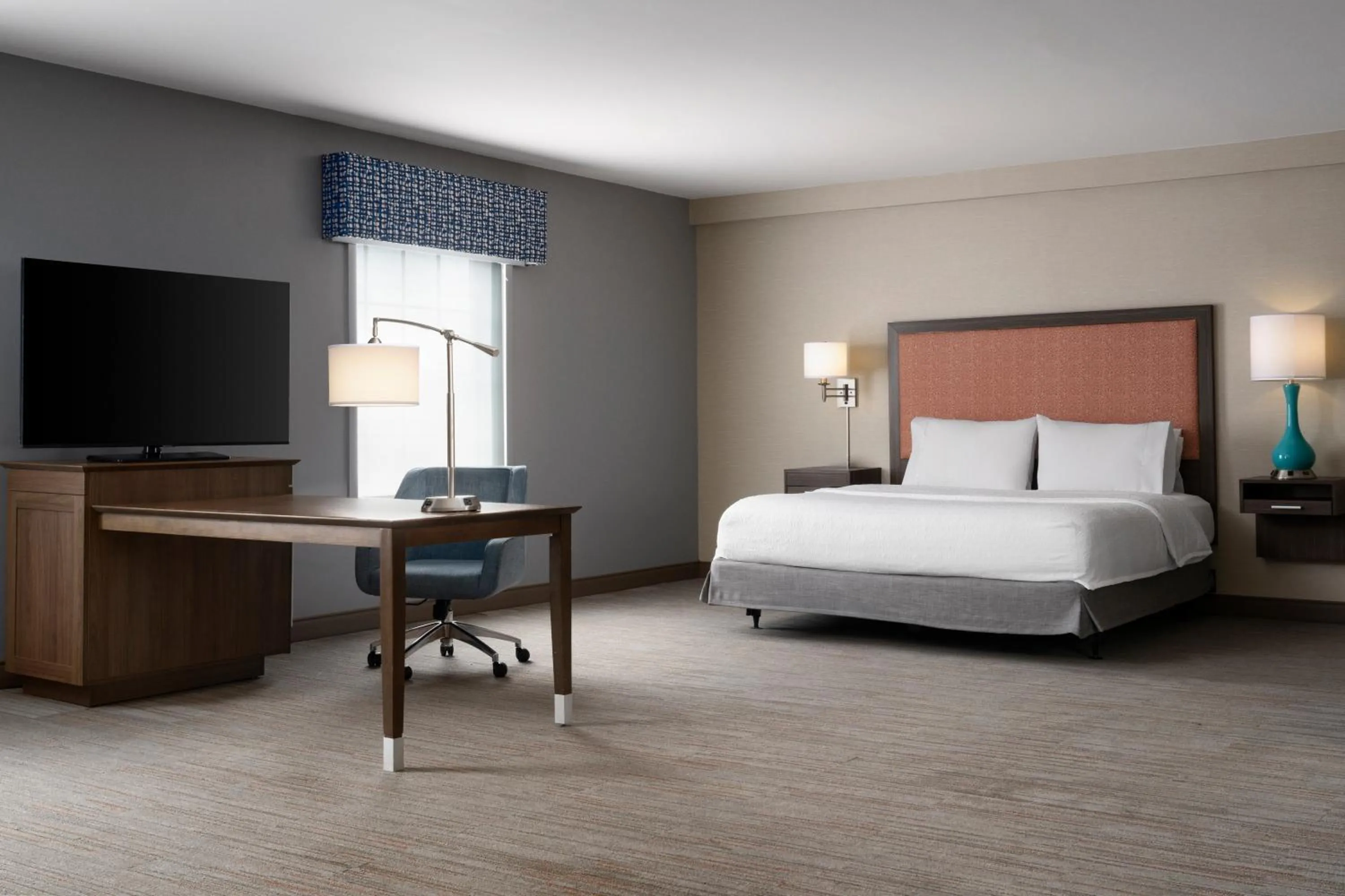 Bed in Hampton Inn & Suites Yonkers - Westchester