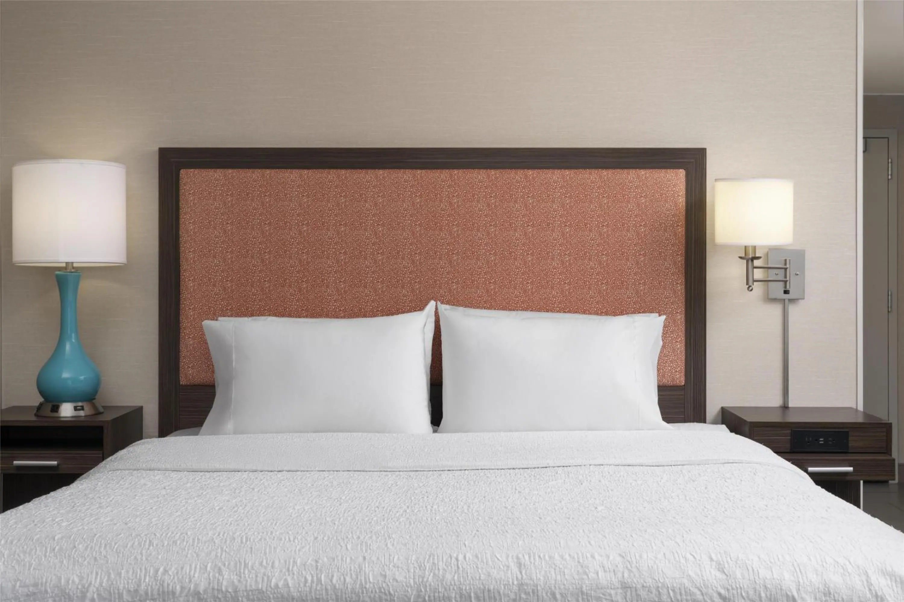 Bed in Hampton Inn & Suites Yonkers - Westchester