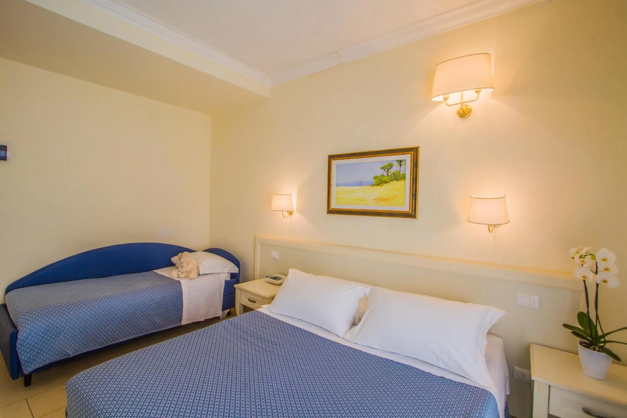 Shower, Bed in Hotel Nelson