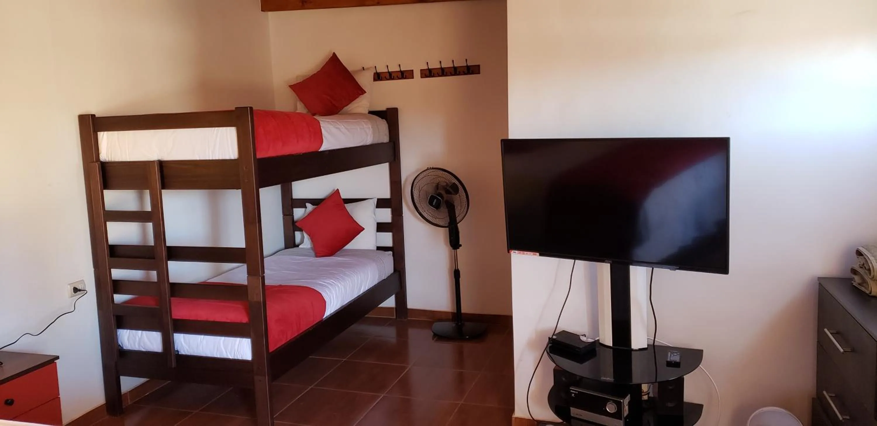 Communal lounge/ TV room, Bed in Hostal Illauca de Atacama