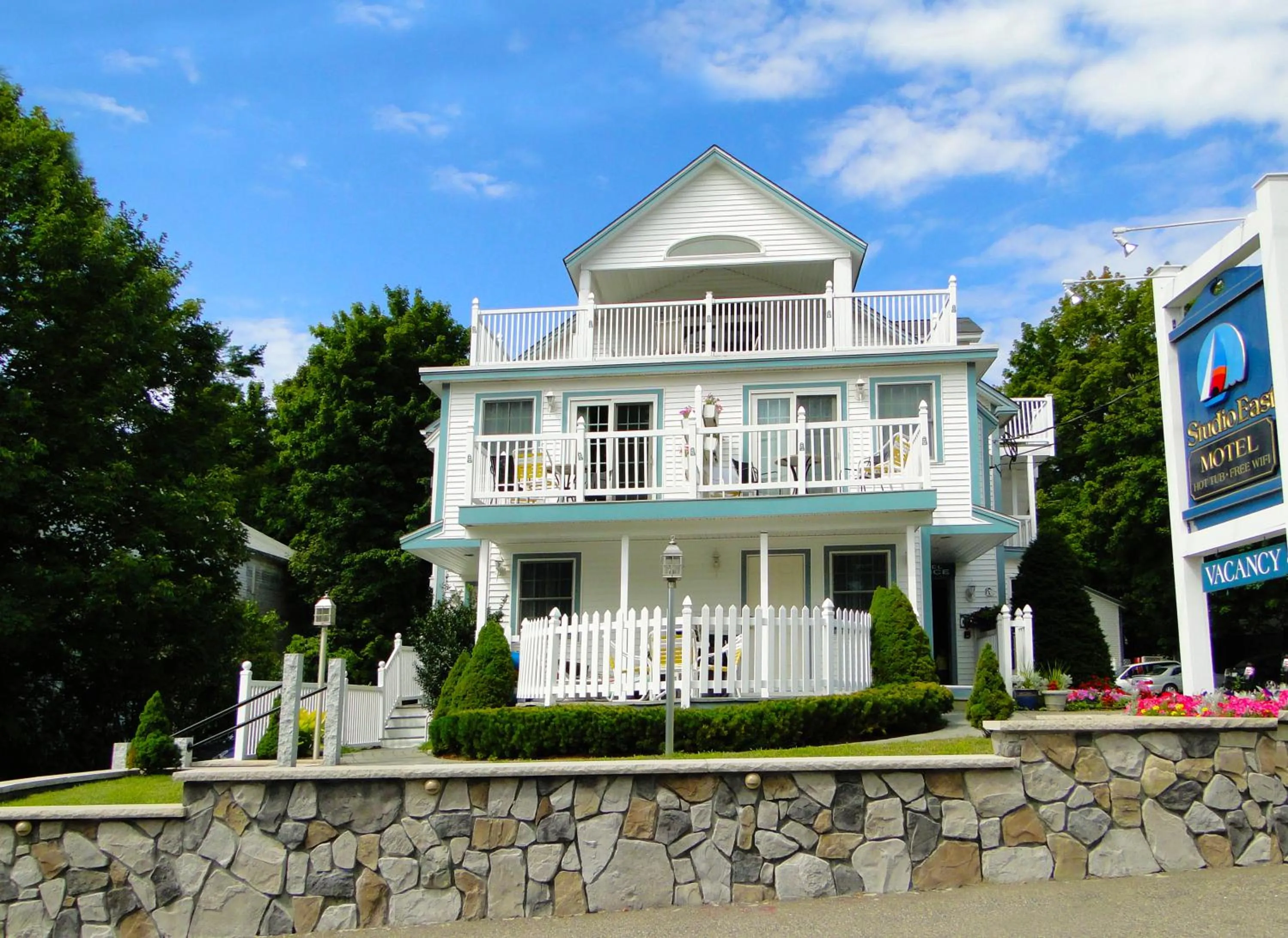 Property building in Studio East Motel