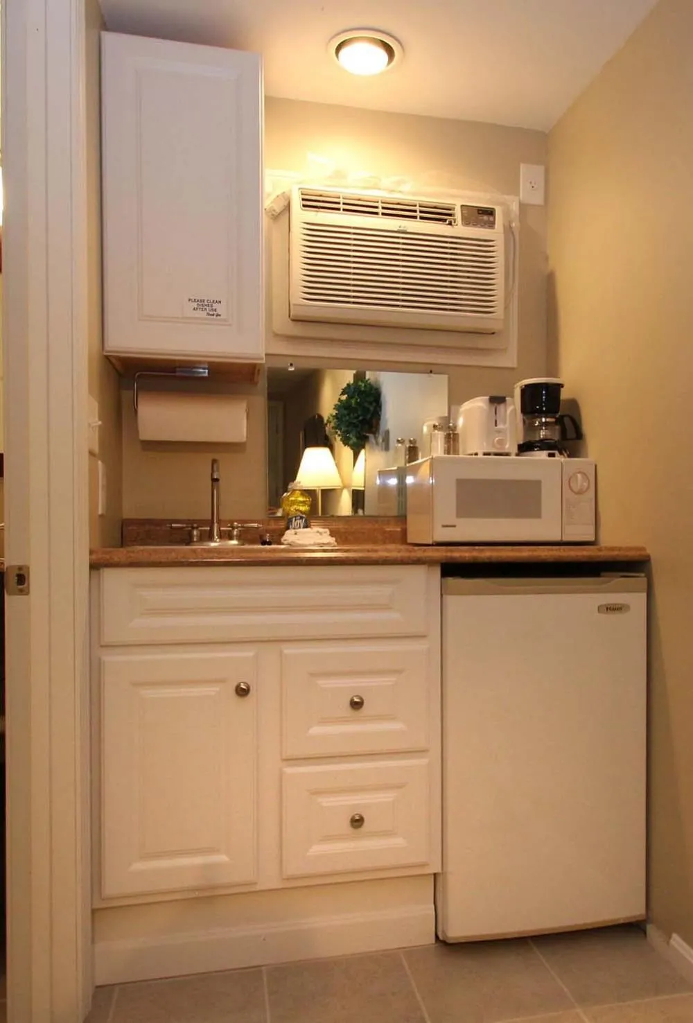 Kitchen or kitchenette in Studio East Motel