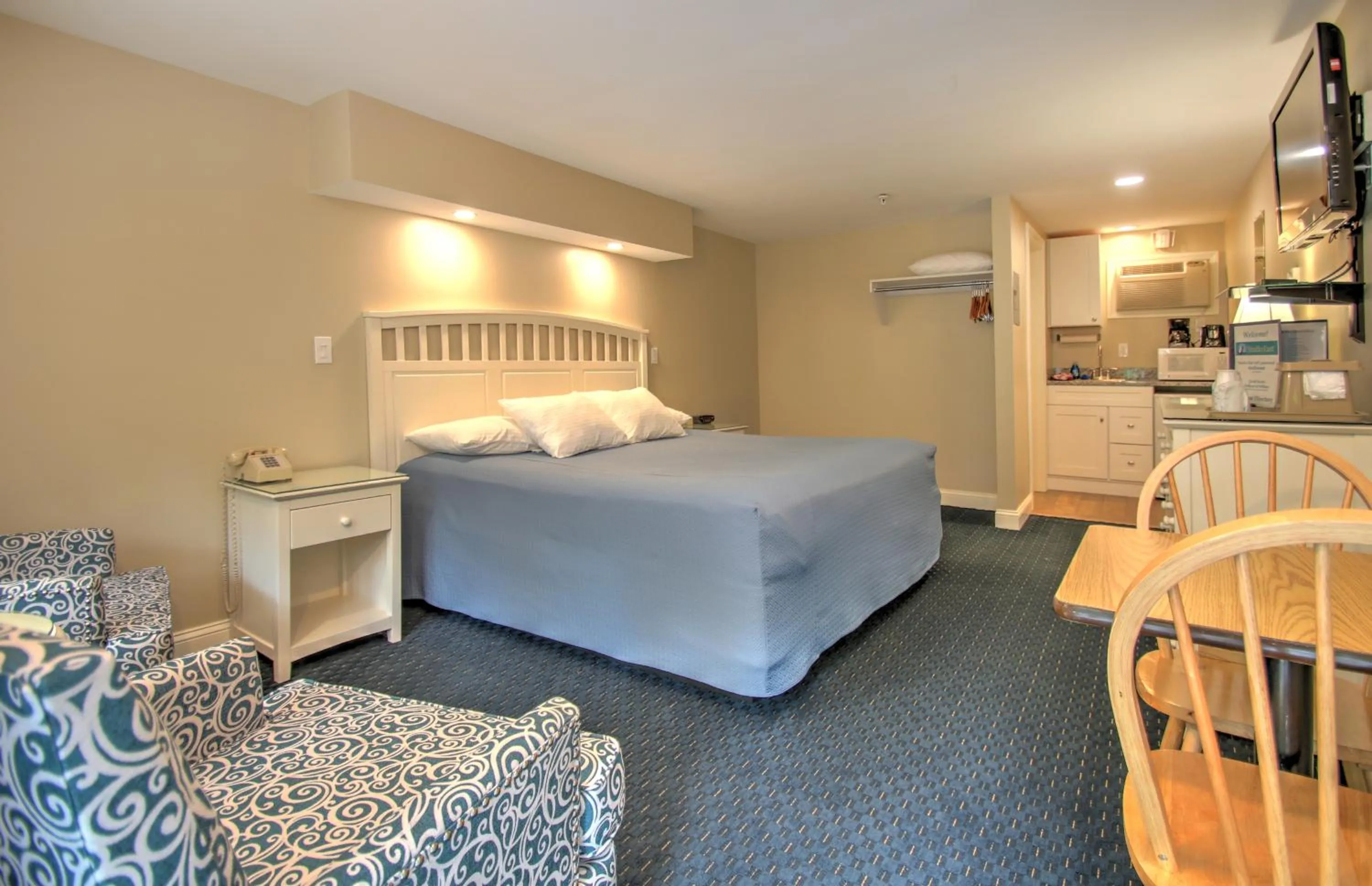 Photo of the whole room, Bed in Studio East Motel