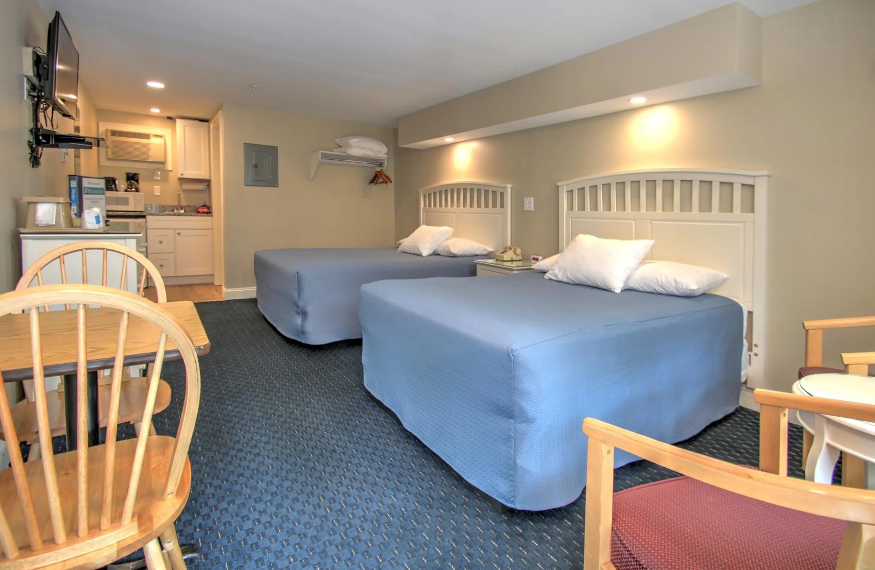 Photo of the whole room, Bed in Studio East Motel