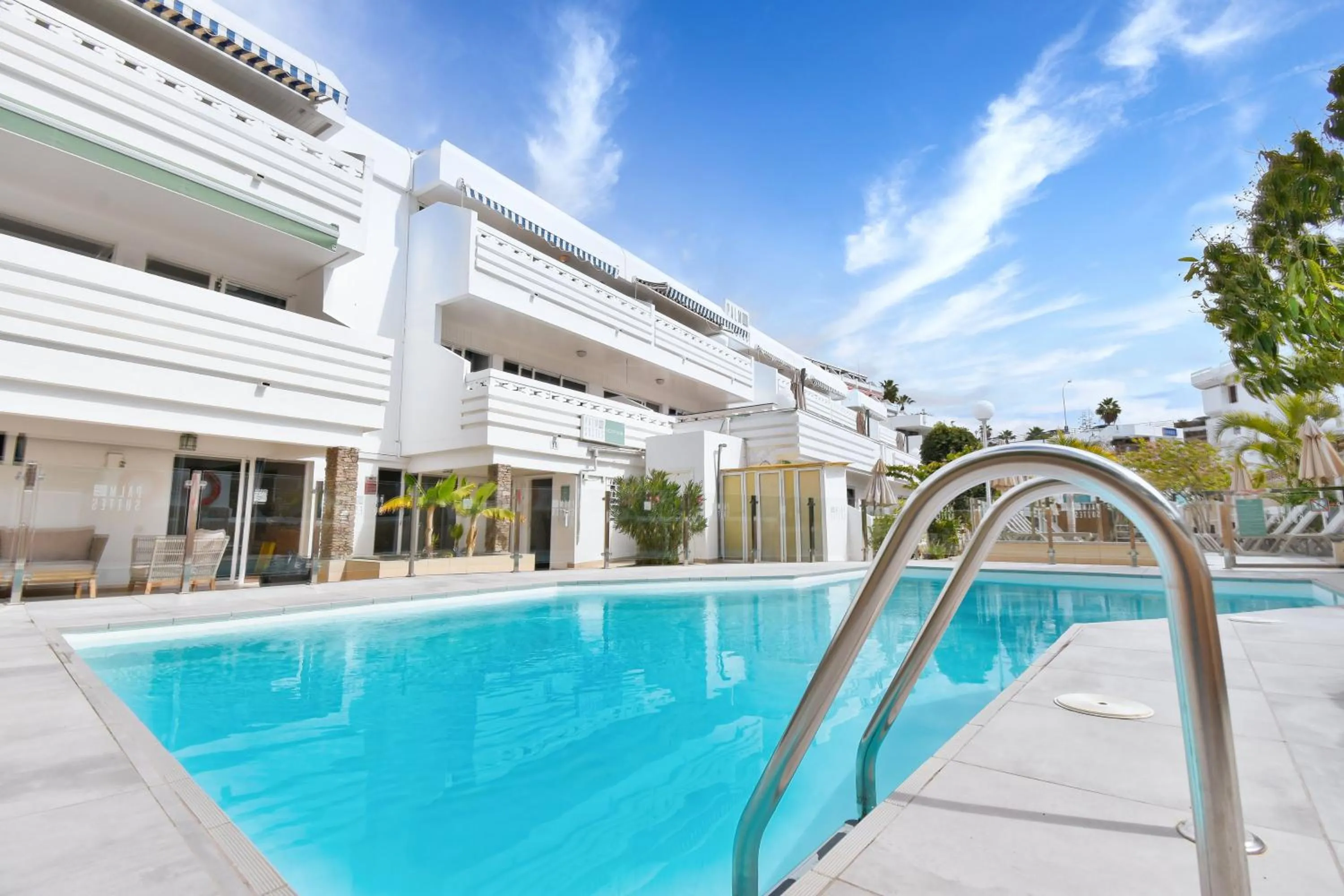 Swimming pool in Palm Suites