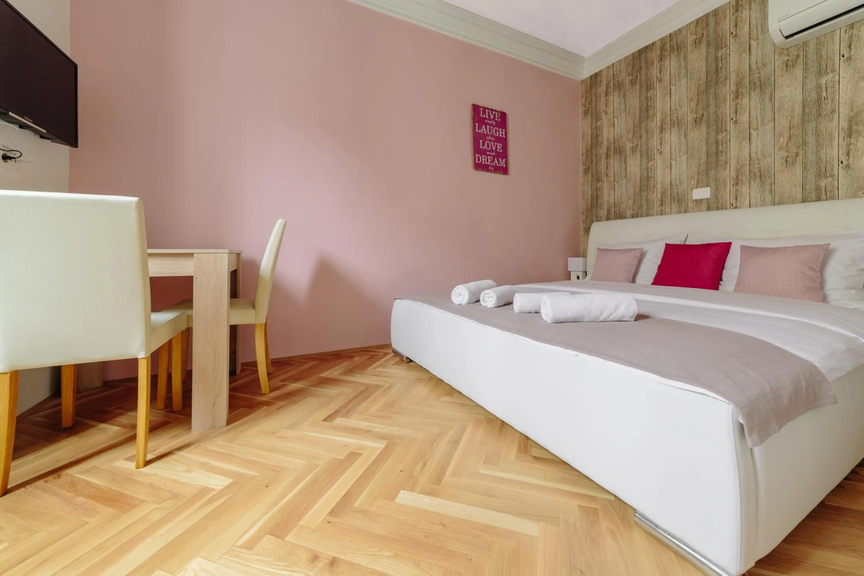 Photo of the whole room, Bed in Piranika