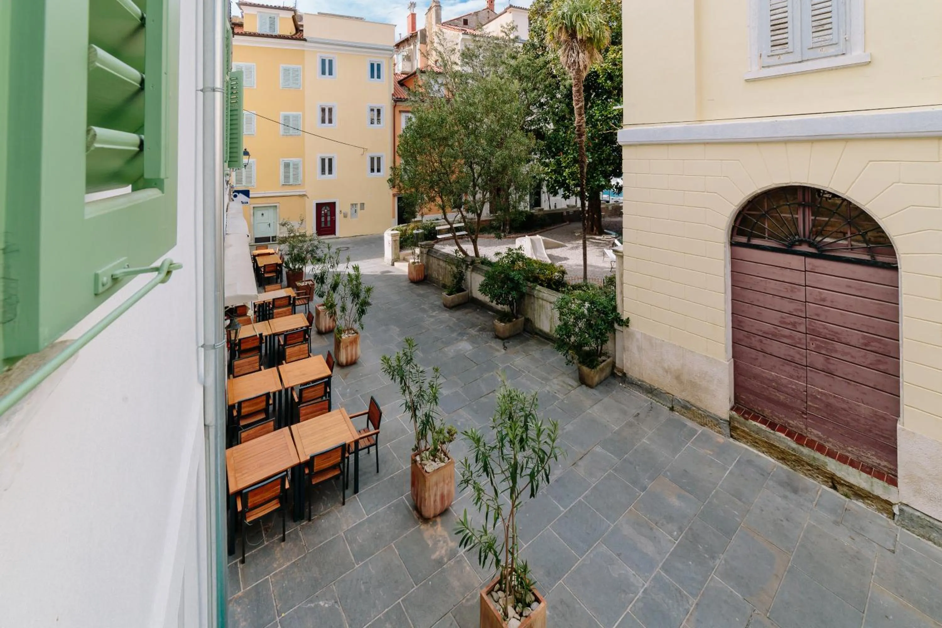 Restaurant/places to eat in Piranika