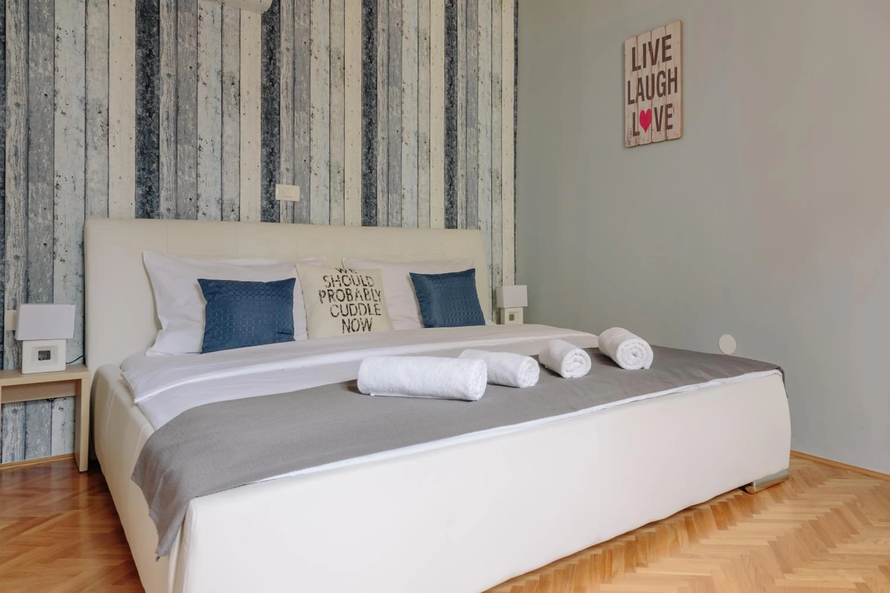 Photo of the whole room, Bed in Piranika