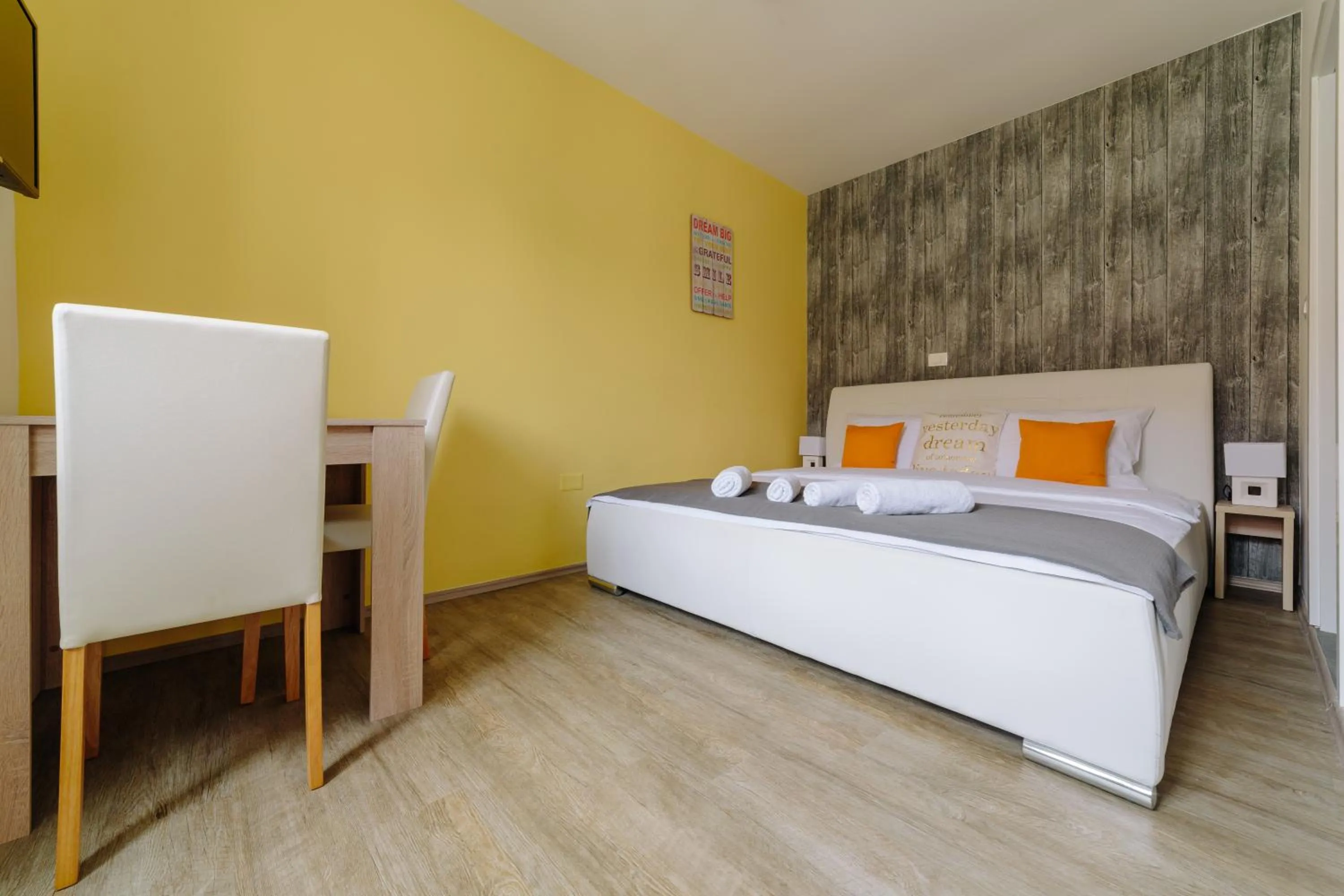 Photo of the whole room, Bed in Piranika