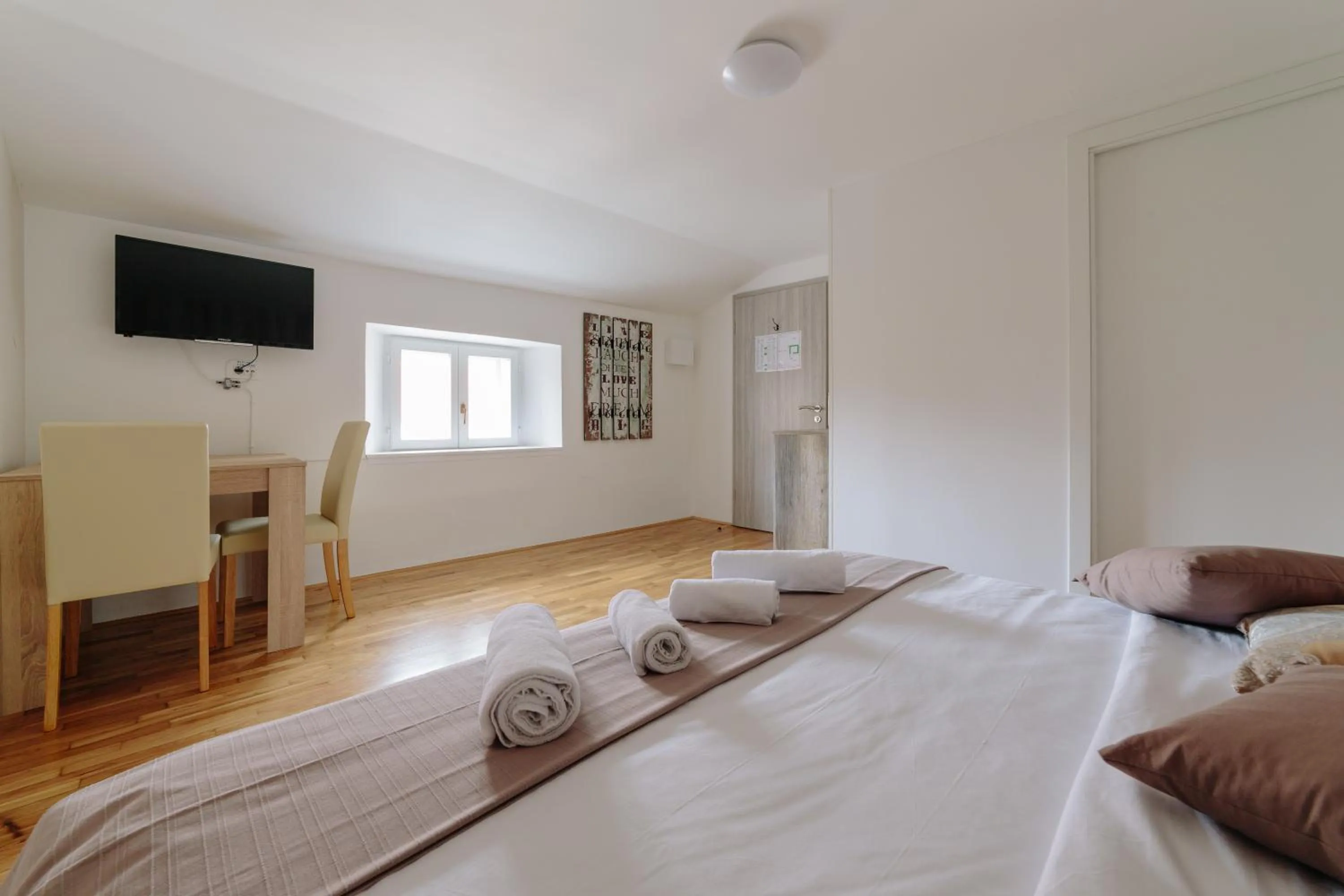 Photo of the whole room, Bed in Piranika