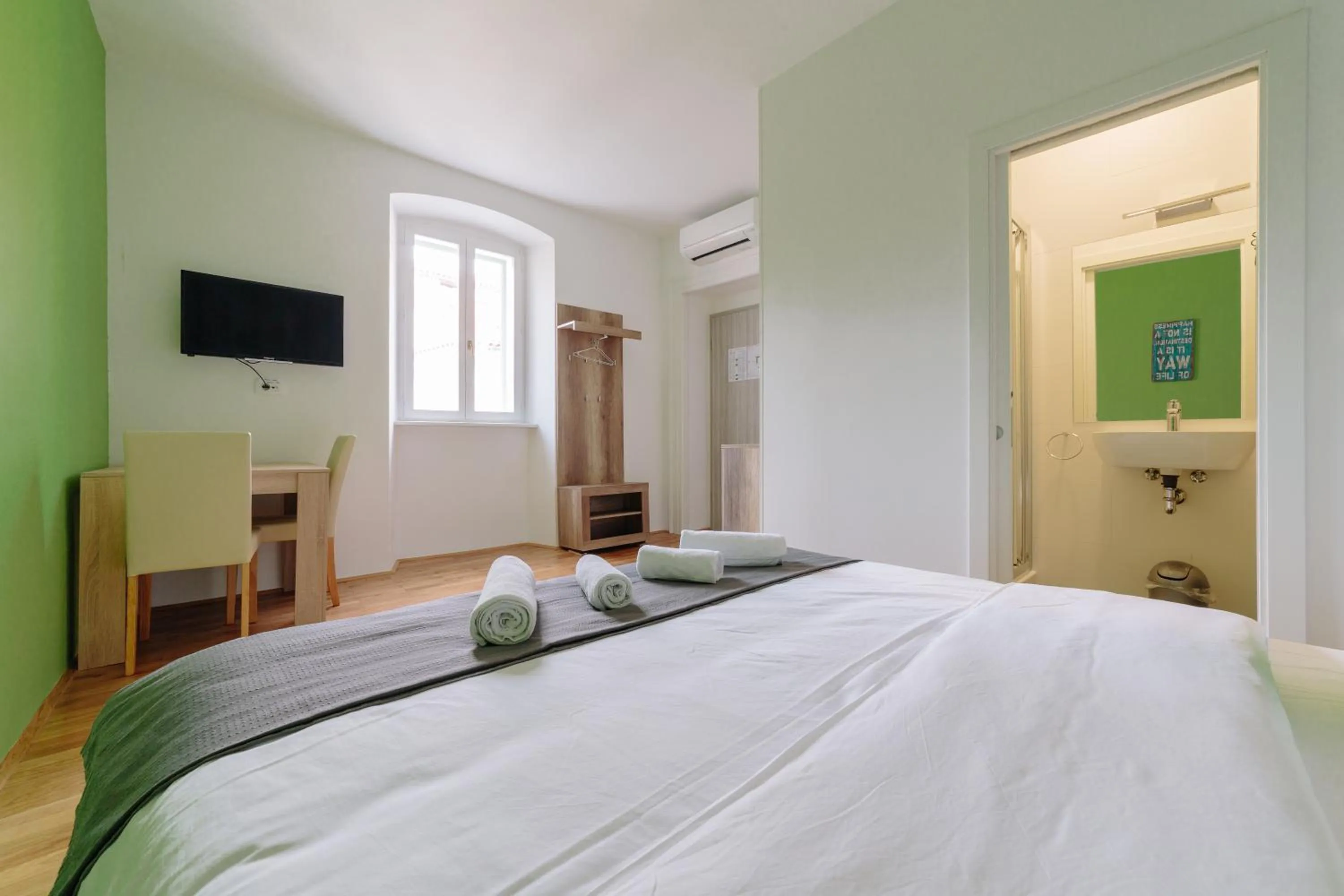 Photo of the whole room, Bed in Piranika